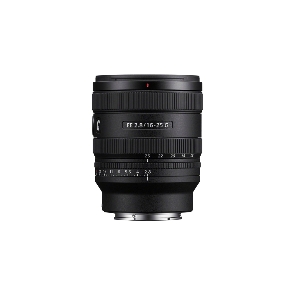 Odaklama ve diyafram halkalı siyah Sony FE 2.8/16-25 G lens.