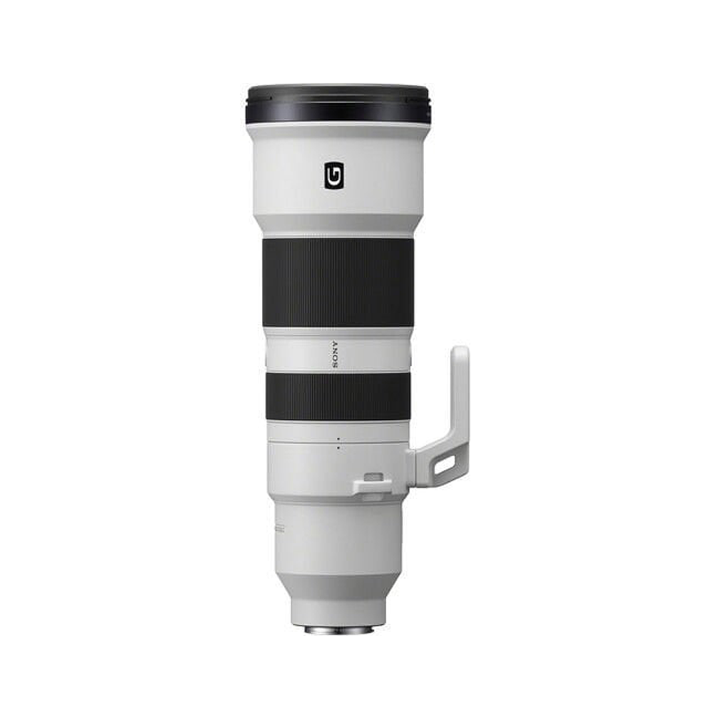 Beyaz Sony G lens, siyah halka ve tutamaçlı, beyaz arka plan üzerinde.