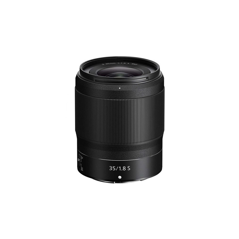 Siyah kamera lensi, üzerinde "35/1.8 S" yazısı.