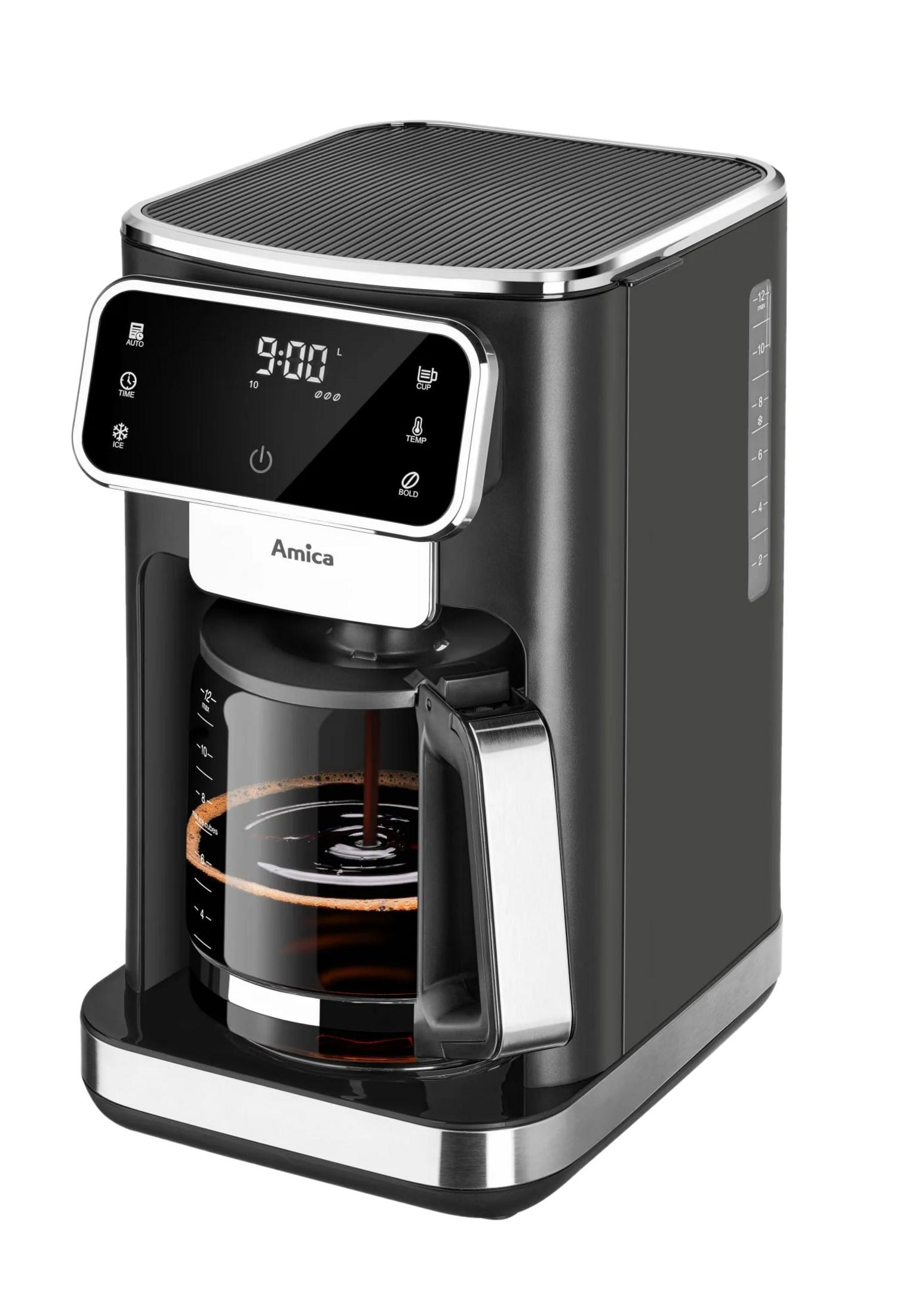Macchina da caffè nera con caraffa in vetro che prepara il caffè. Orologio digitale mostra 9:00.