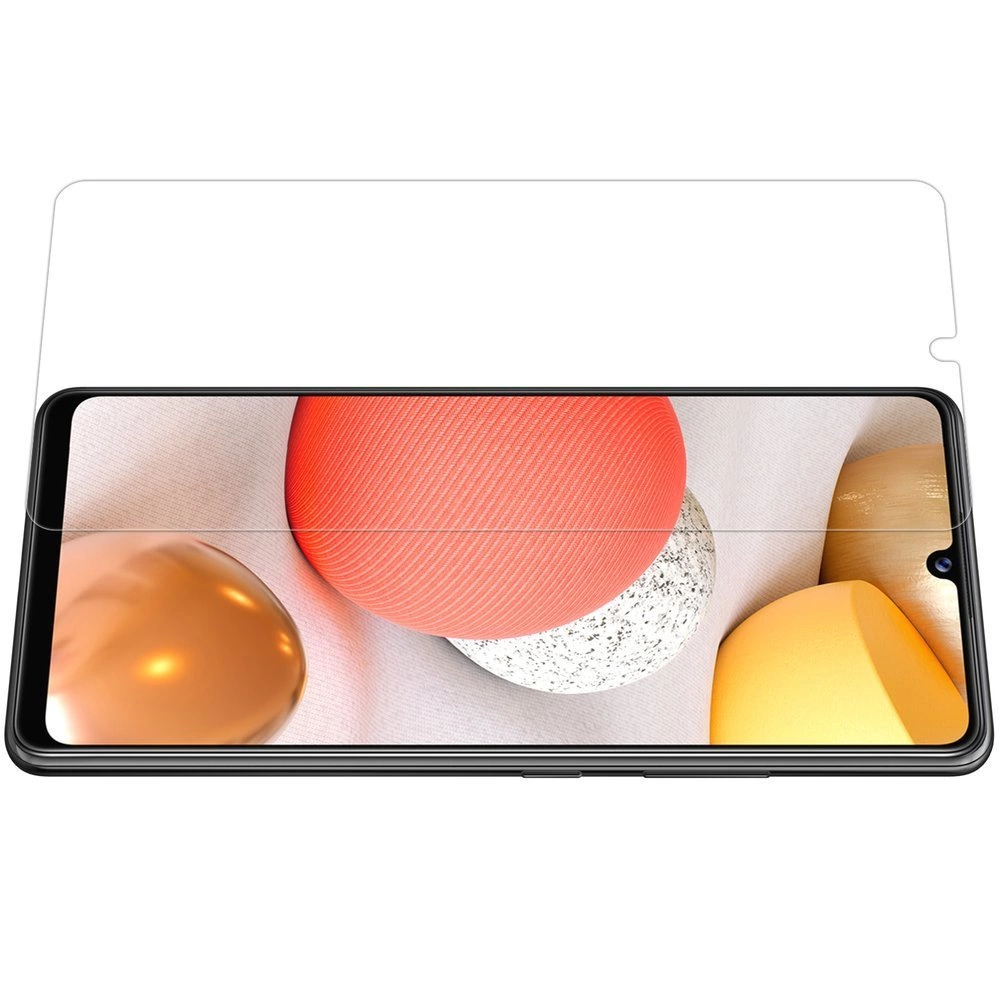 Una protezione per lo schermo su uno smartphone con una grafica di sfondo astratta e colorata.