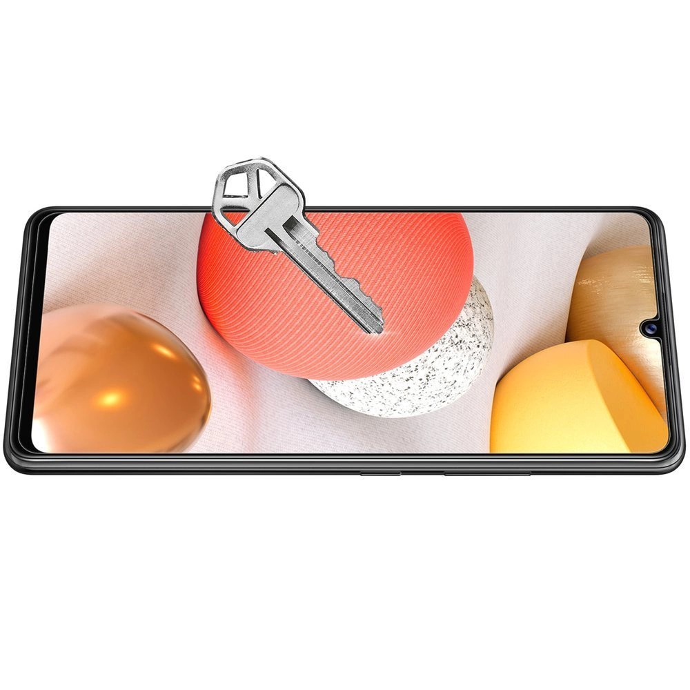 Una chiave emerge da un display di smartphone con oggetti astratti e colorati.