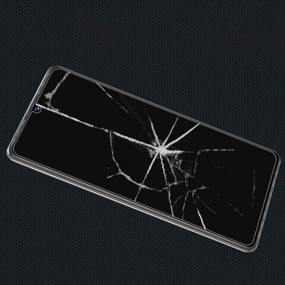 Schermo di smartphone con ragnatela di crepe su sfondo nero.