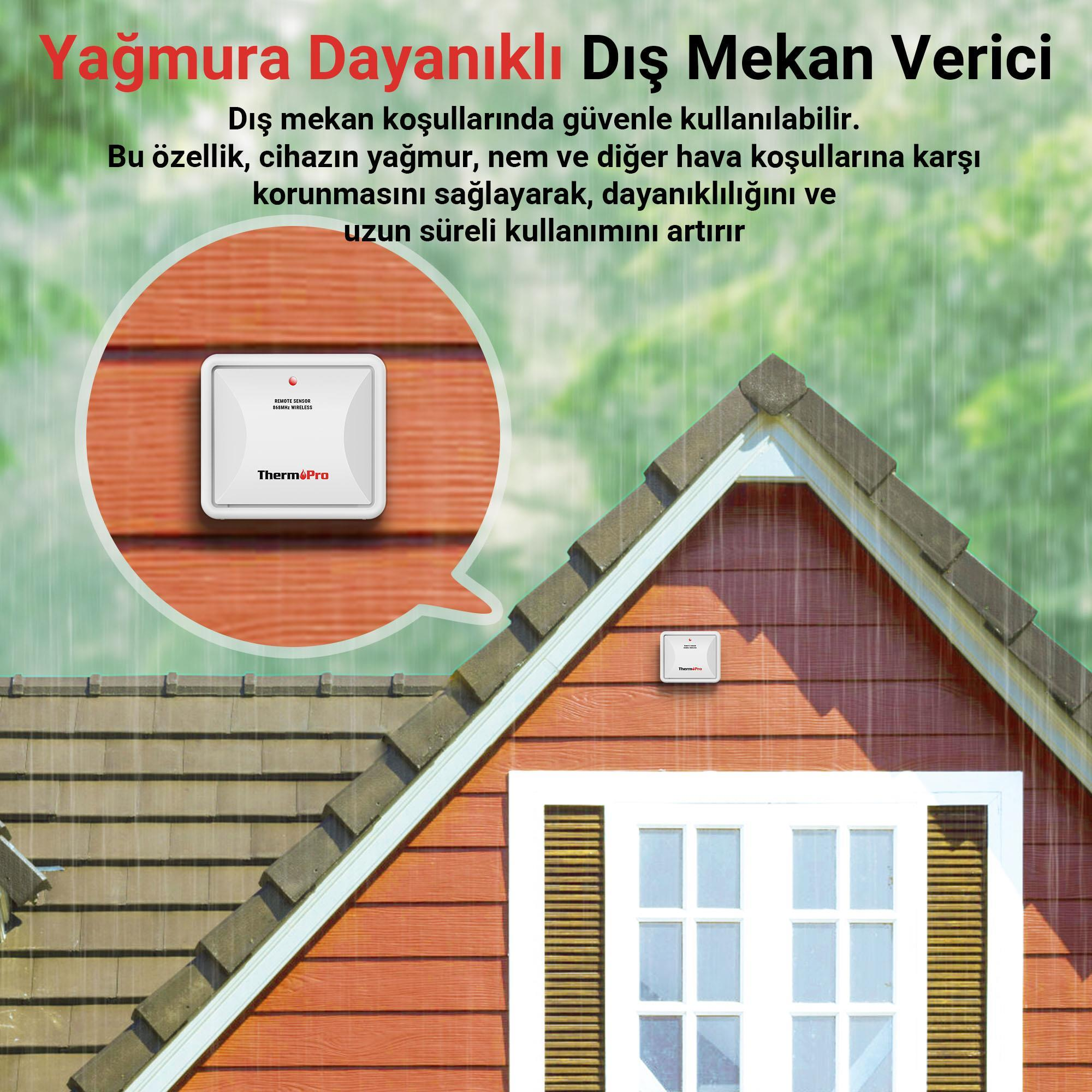 Kırmızı bir ev duvarına monte edilmiş beyaz Therm Pro sensörü yağmurda.