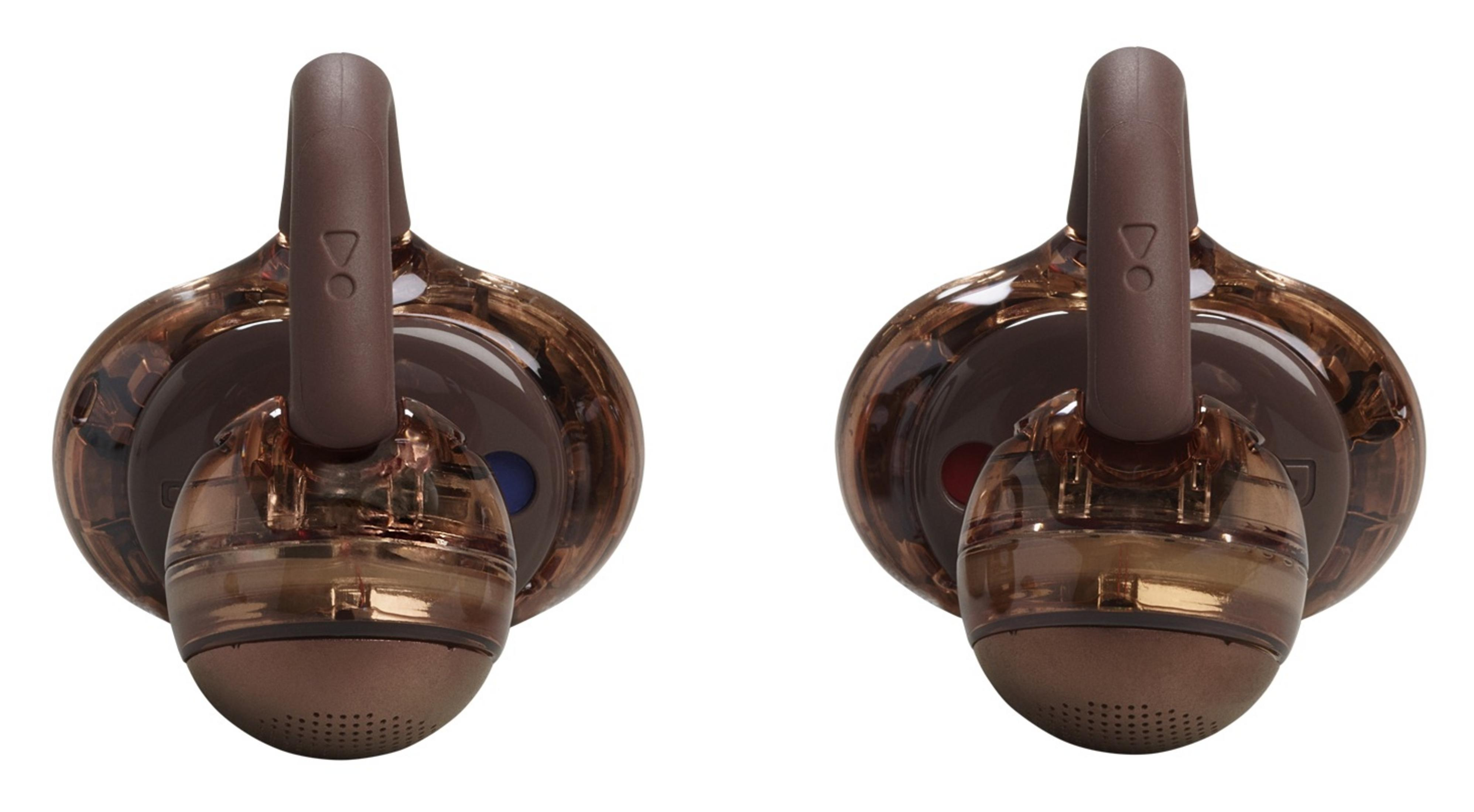 Dwa przezroczyste brązowe słuchawki z brązowymi pałąkami na białym tle.