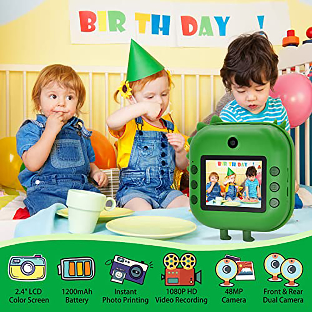Drei Kinder feiern Geburtstag, eine grüne Spielzeugkamera steht im Vordergrund.
