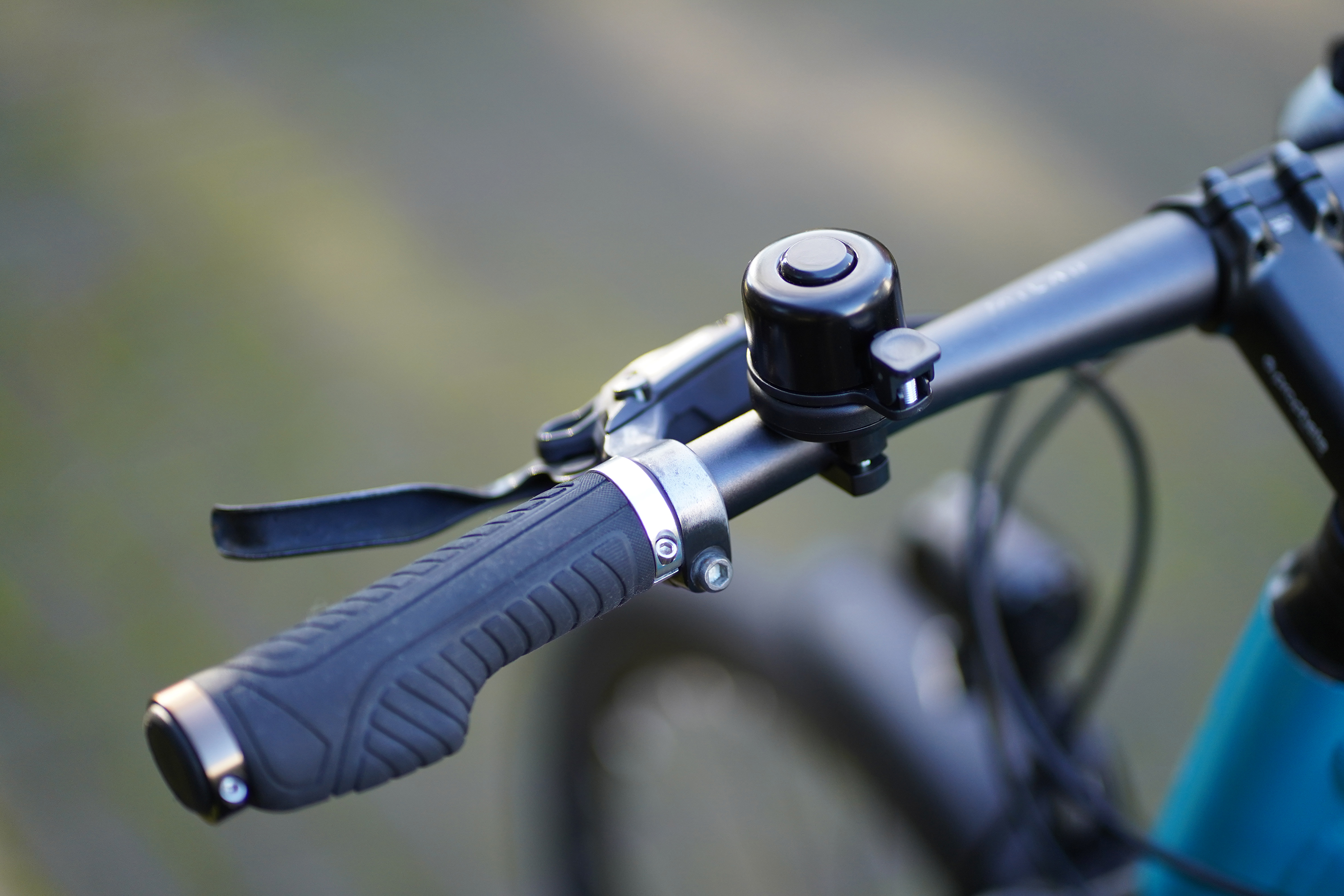 Nahaufnahme des Lenkers eines Fahrrads mit Klingel und Griff.