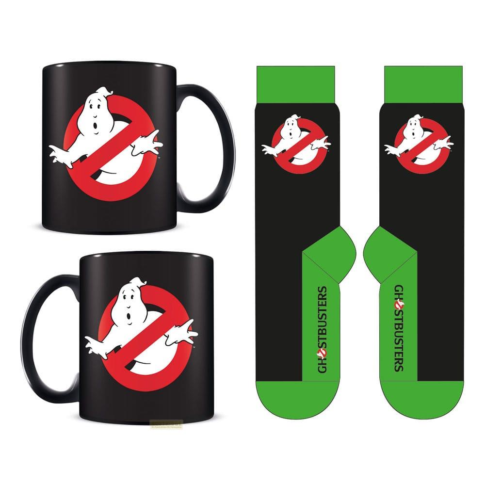 Czarne kubki i skarpety z logo Ghostbusters.
