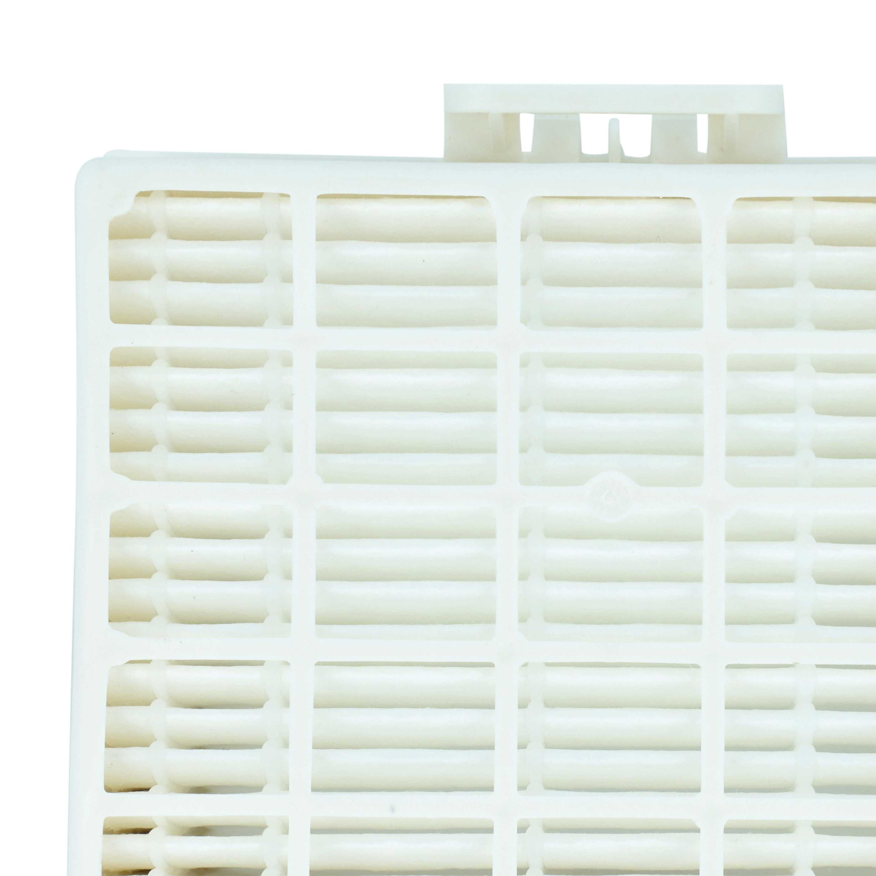 Ein weißer Plastikfilter mit horizontalen Lamellen und einem Gittermuster.