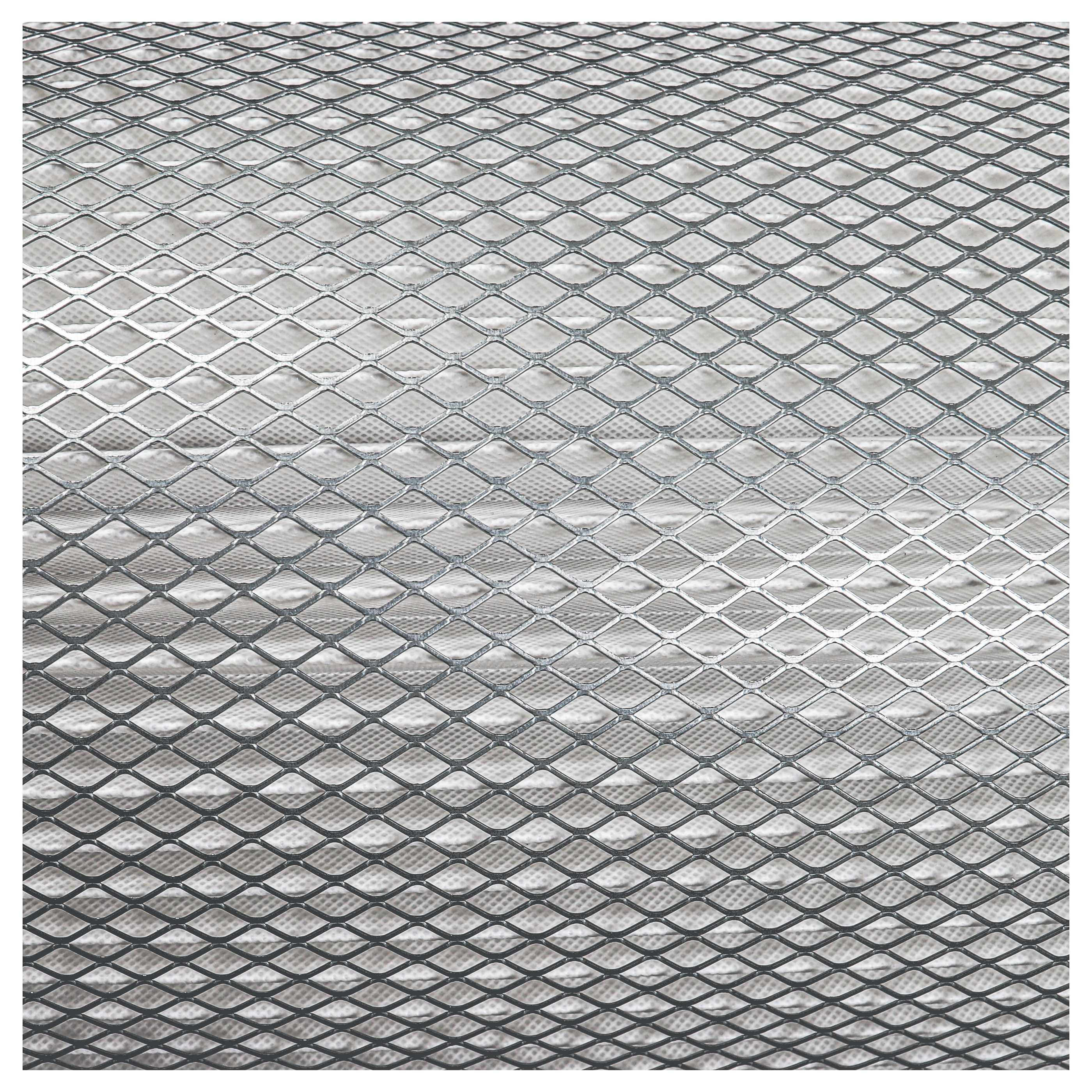 Silbernes Gitter mit Rautenmuster, dahinter weißer Stoff mit Punkten.