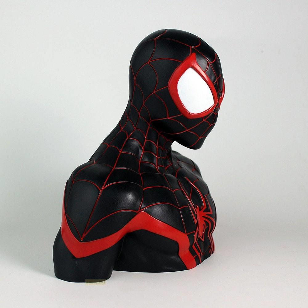 Schwarze Spiderman-Büste mit roten Spinnennetzmuster und Augen.