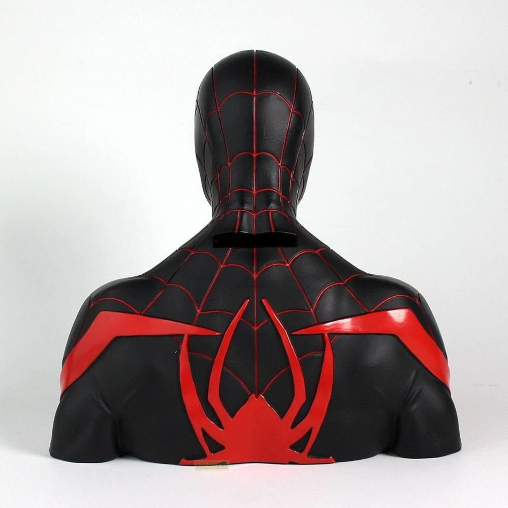 Rückenansicht einer schwarzen Spiderman-Büste mit rotem Netzmuster und Spinnenlogo.