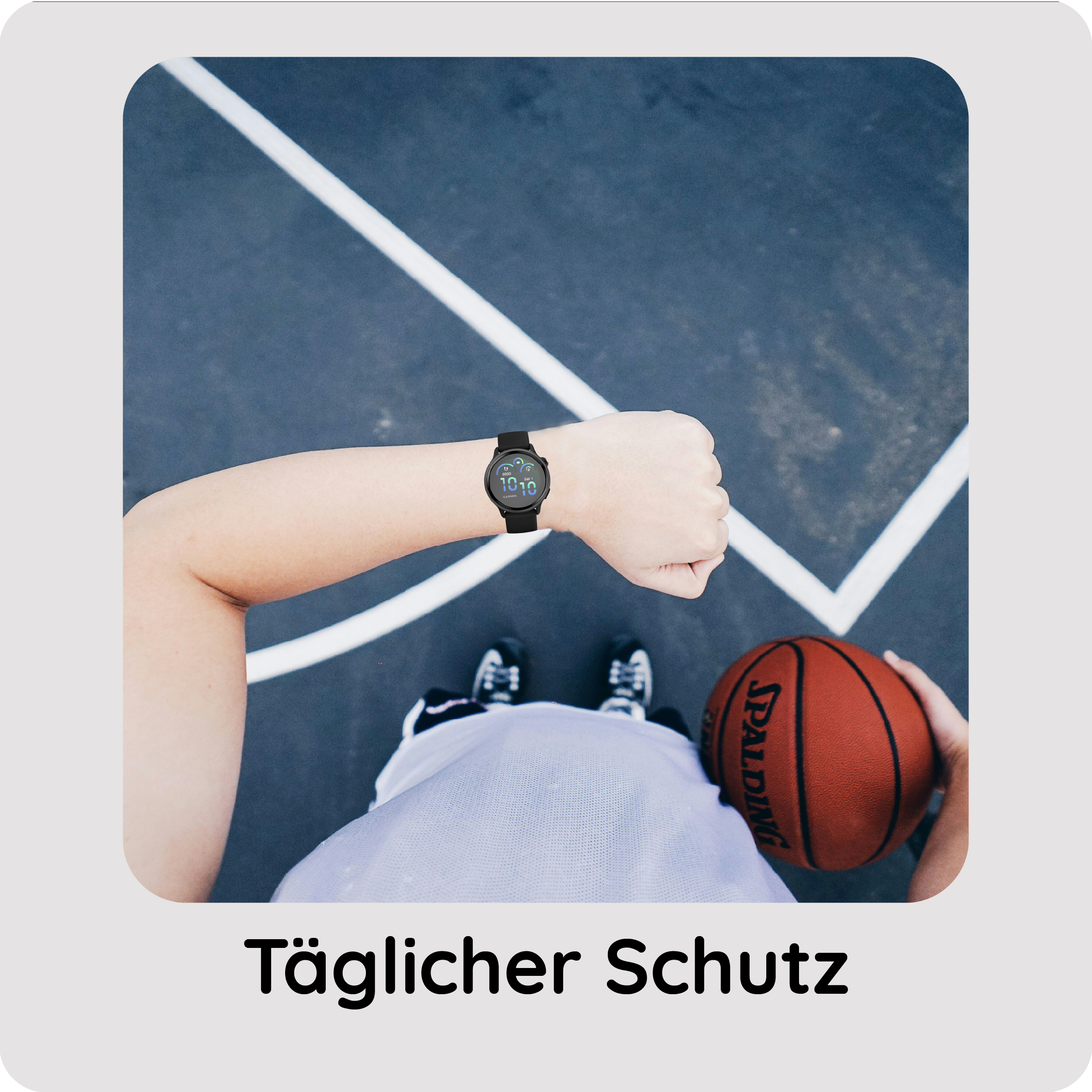 Eine Person mit Smartwatch und Basketball auf einem Feld.