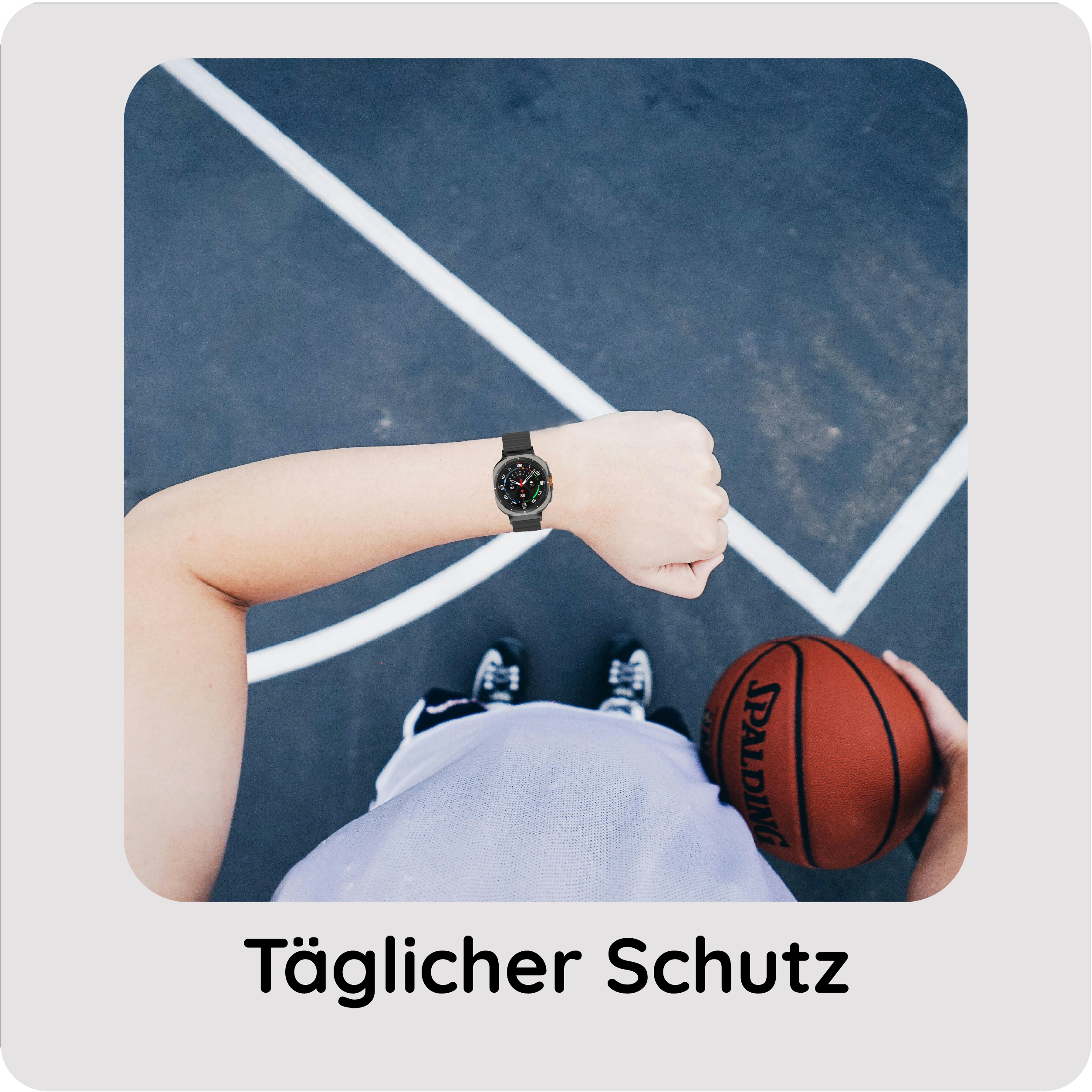 Eine Person mit Smartwatch hält einen Basketball auf einem Basketballfeld.