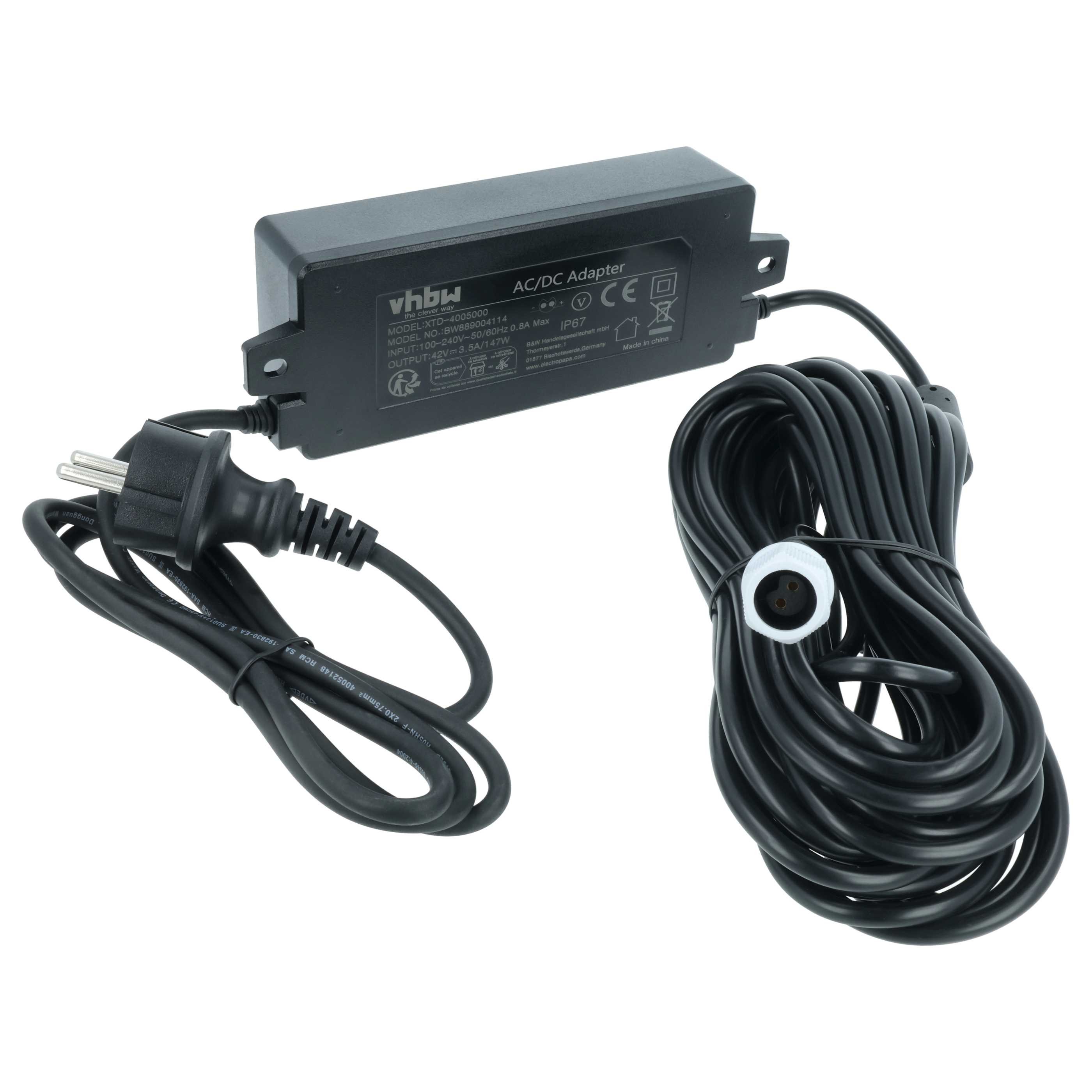 Schwarzer AC/DC-Adapter mit Kabeln und Stecker auf weißem Hintergrund.