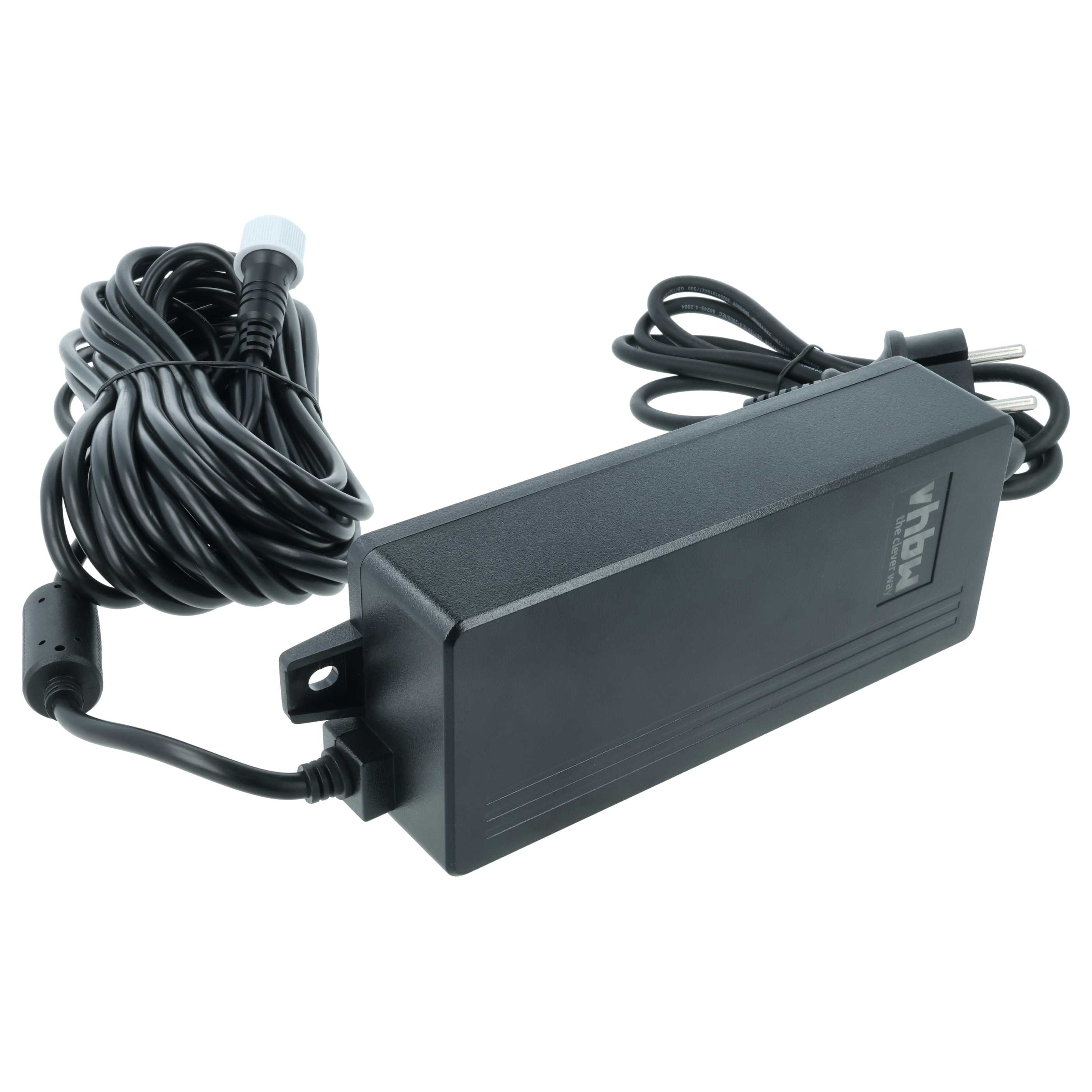 Schwarzes Netzteil mit Kabel und Eurostecker, auf weißem Hintergrund.