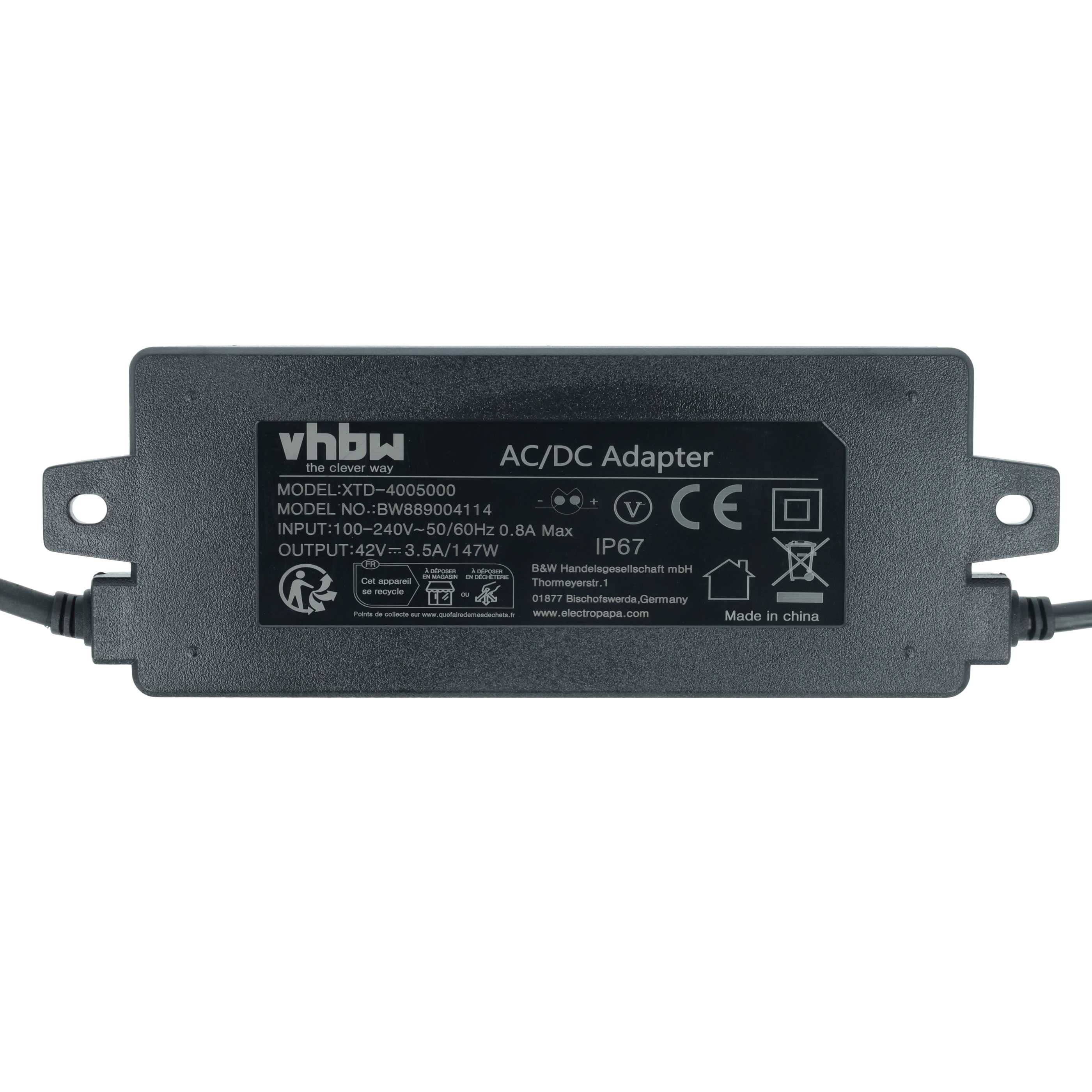 Ein schwarzer AC/DC-Adapter mit Modellnummer und technischen Daten.