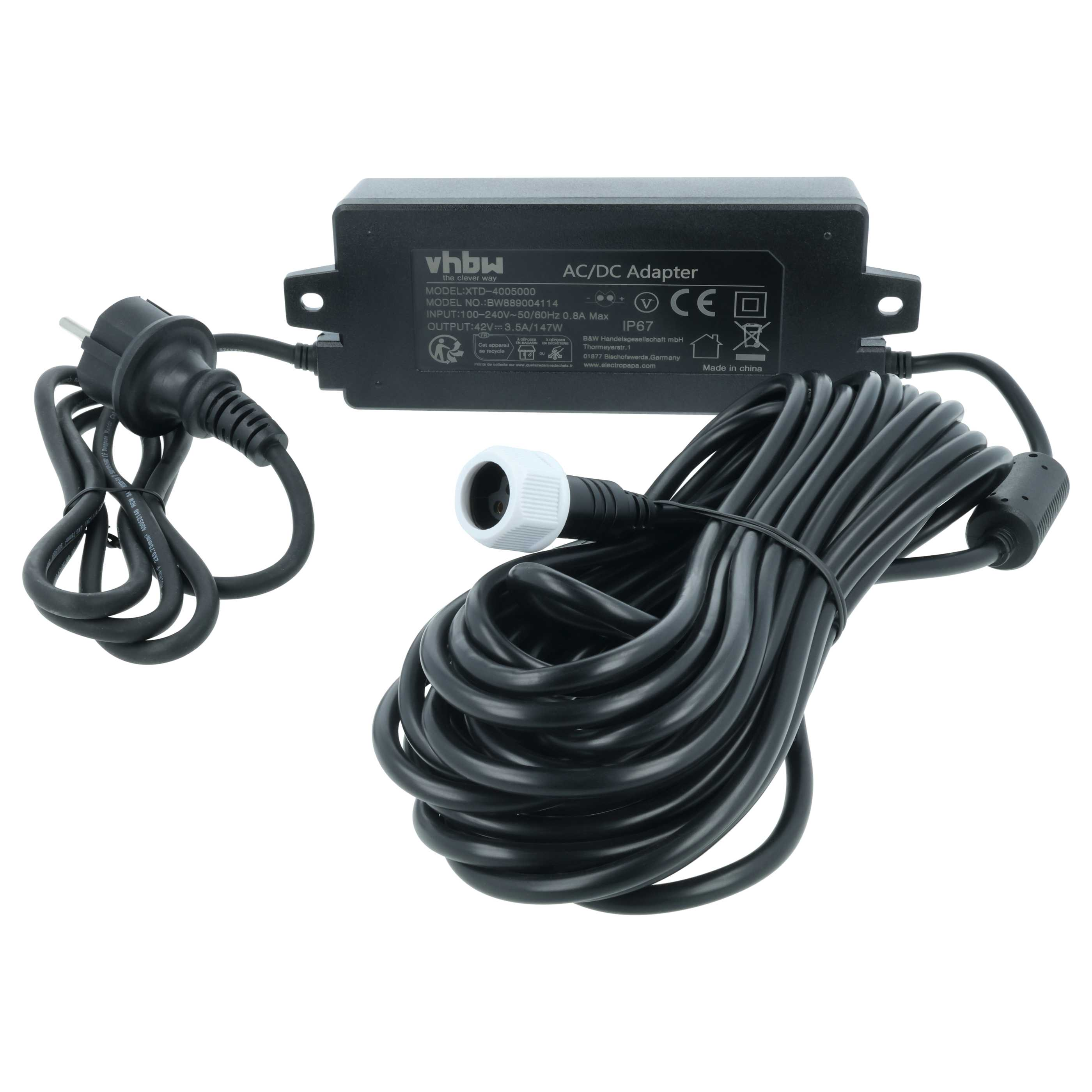 Ein schwarzes AC/DC-Netzteil mit Kabeln und Stecker auf weißem Hintergrund.