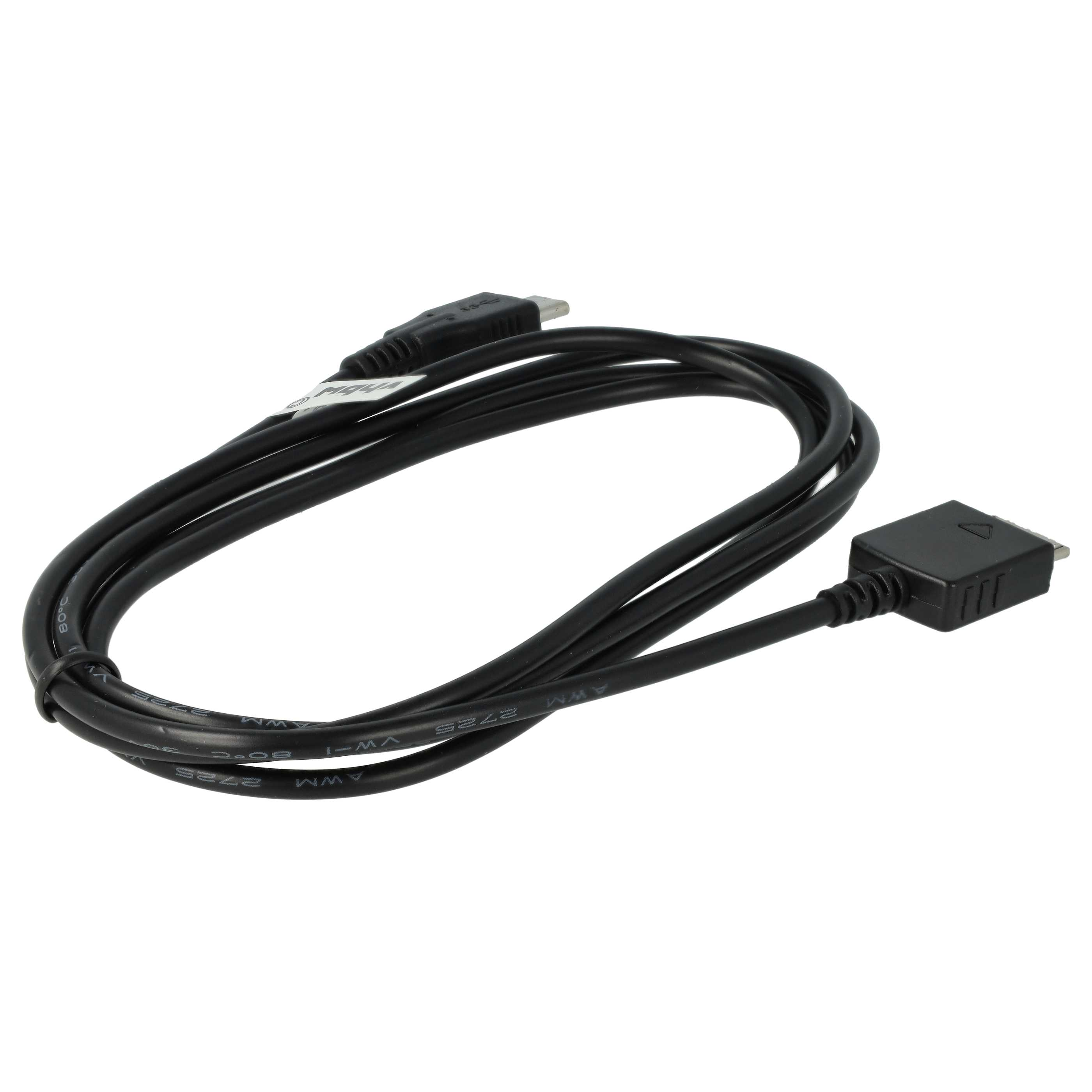 Ein schwarzes USB-Kabel mit zwei Anschlüssen liegt auf weißem Hintergrund.