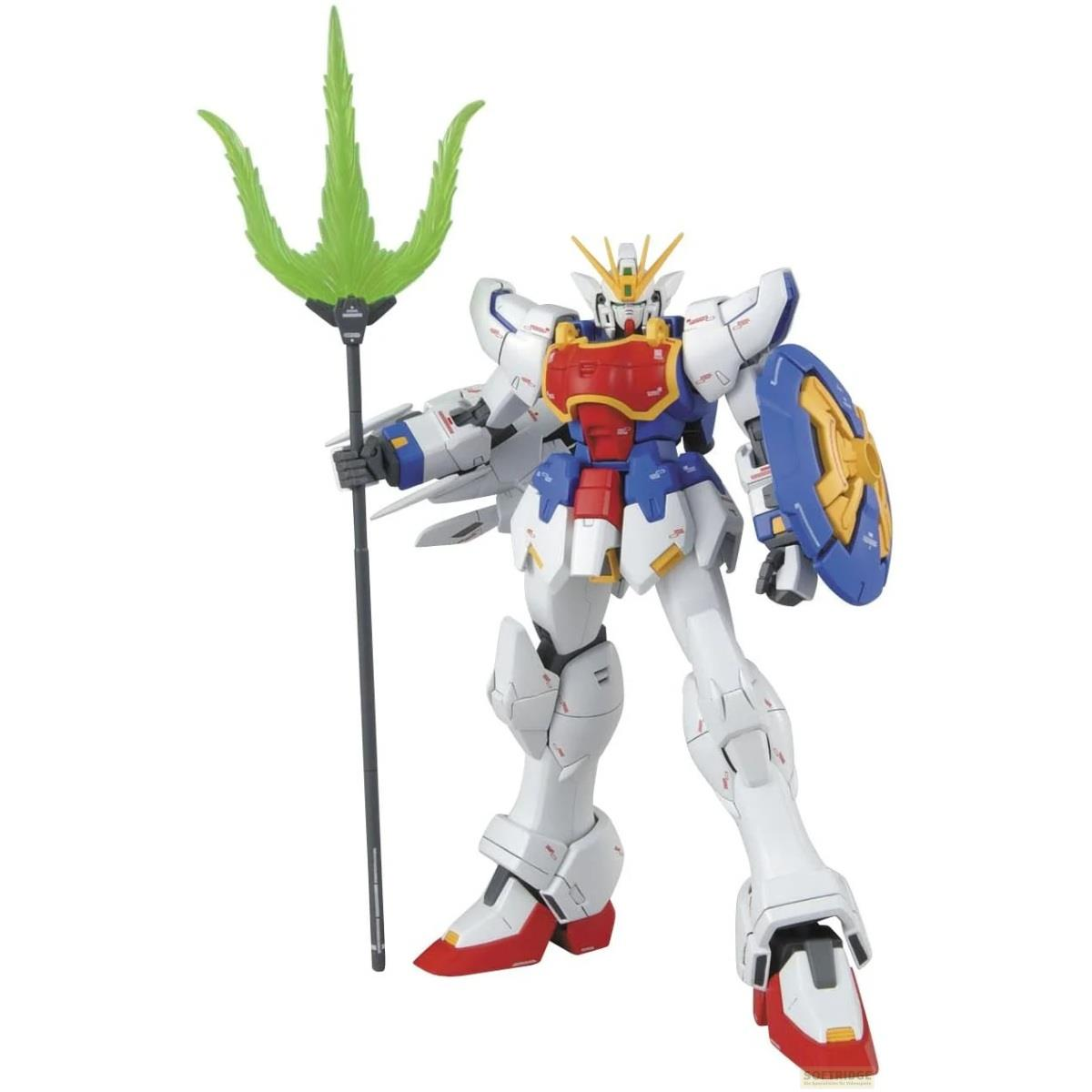 Un Gundam blanc tenant une lance verte et un bouclier bleu.