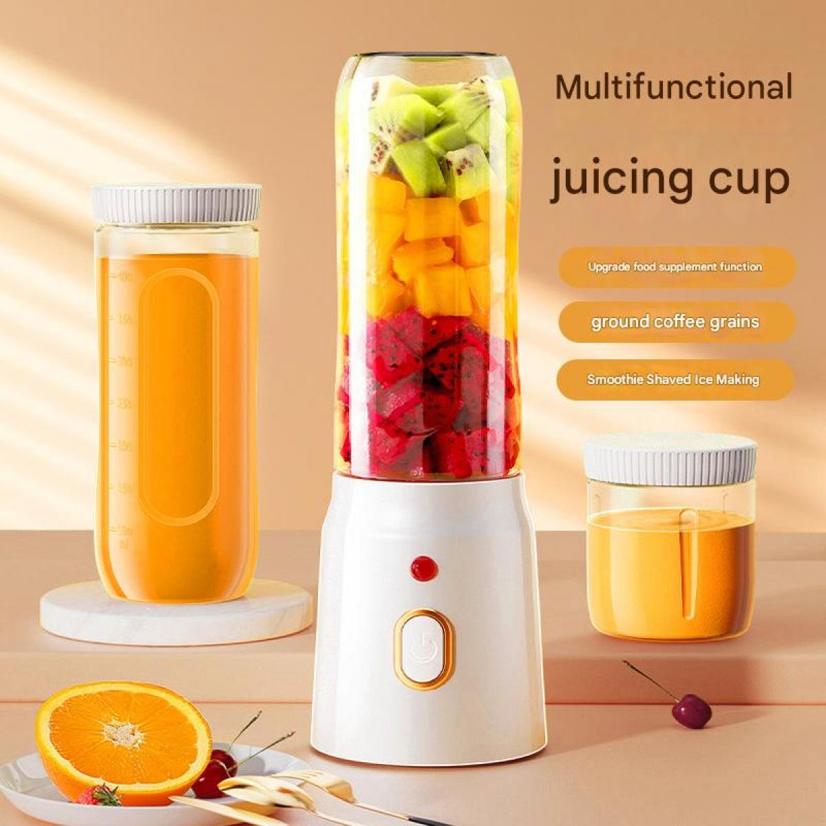Ein weißer Mixer mit Obstschichten, daneben ein Glas Saft und eine halbe Orange.