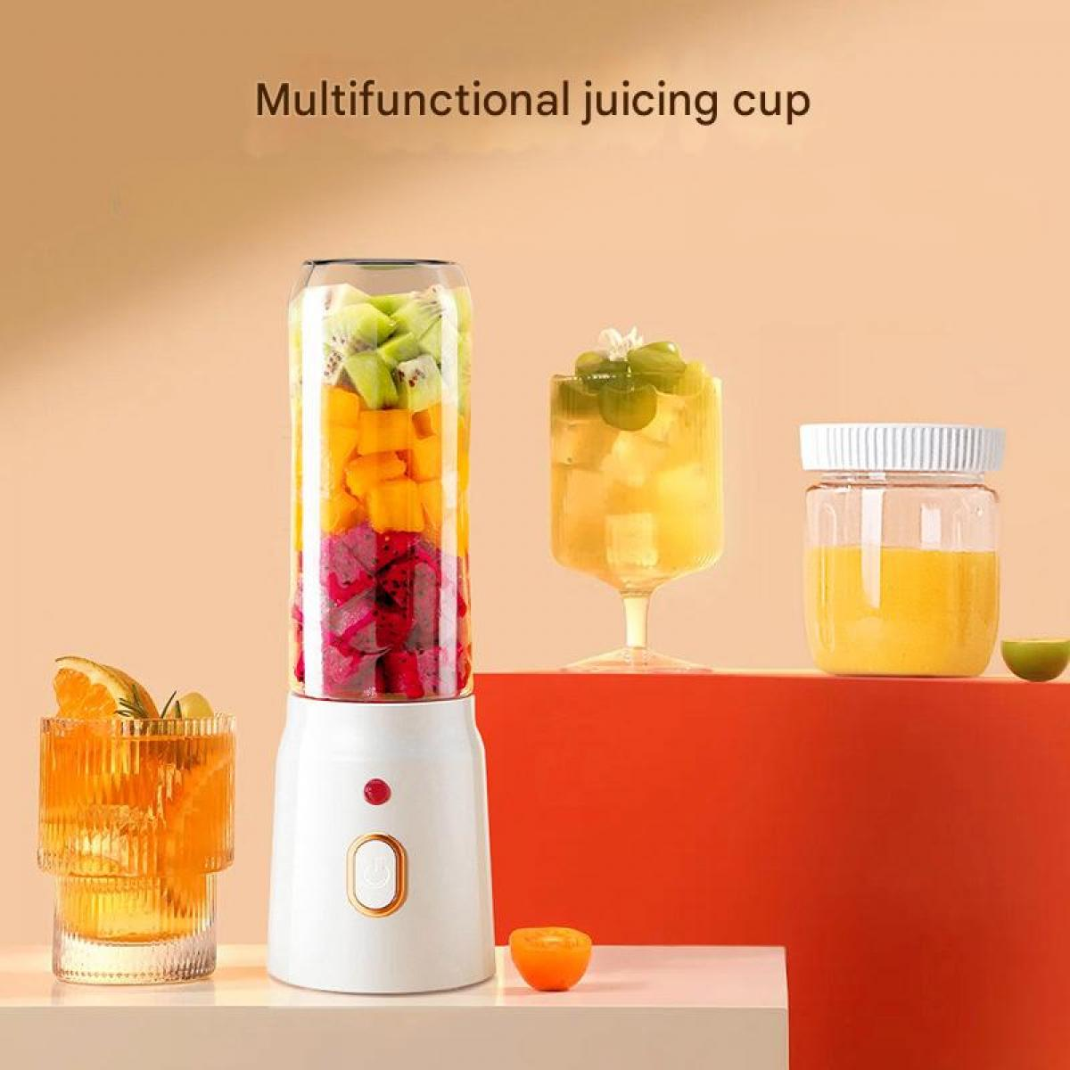 Ein weißer Mixer mit geschichtetem Obst im Glas, daneben Getränke und Obst.
