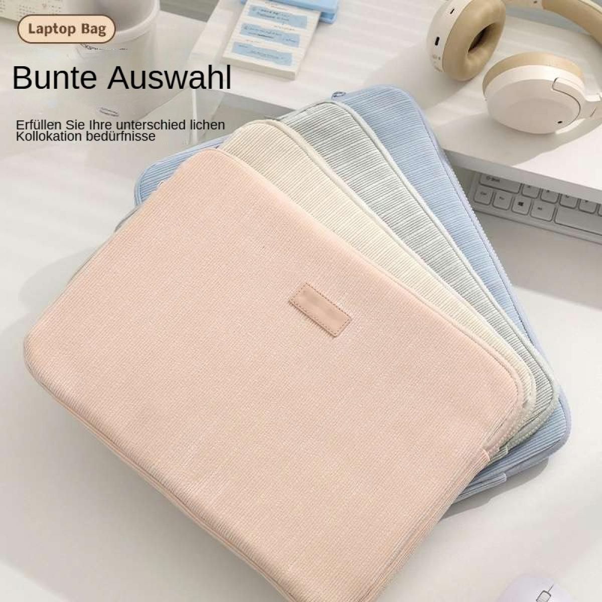 Ein Stapel pastellfarbener Laptoptaschen in Rosa, Creme, Grau und Blau liegt auf einem Schreibtisch.