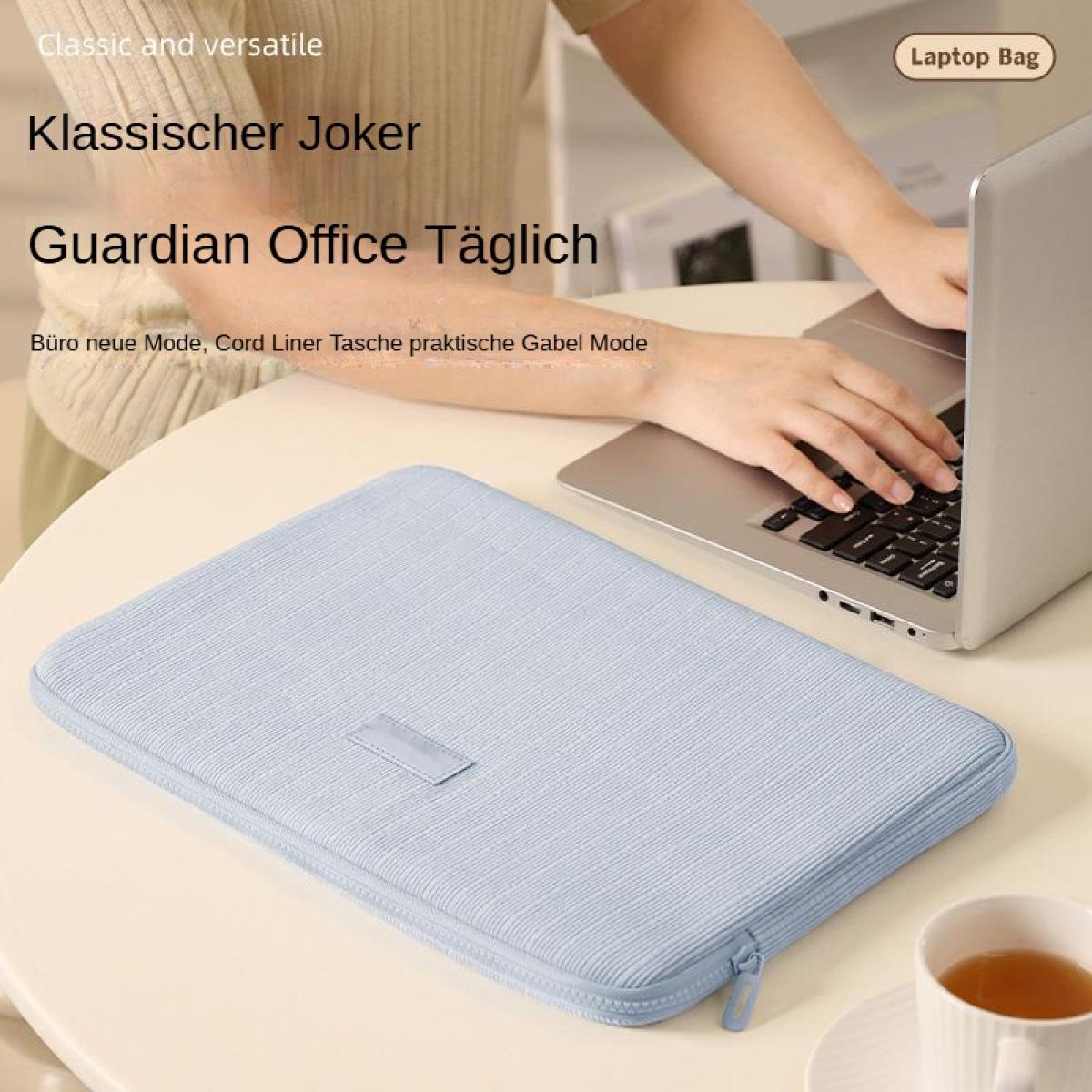 Ein hellblauer Laptop-Tasche liegt auf einem Tisch neben einer Person, die tippt.