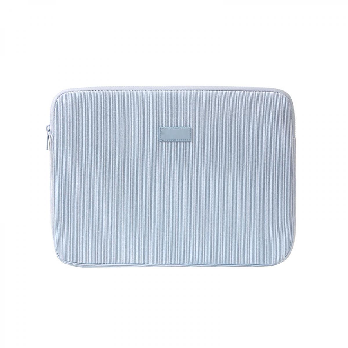 Eine hellblaue Laptoptasche mit vertikalen Streifen und einem schmalen Aufnäher.