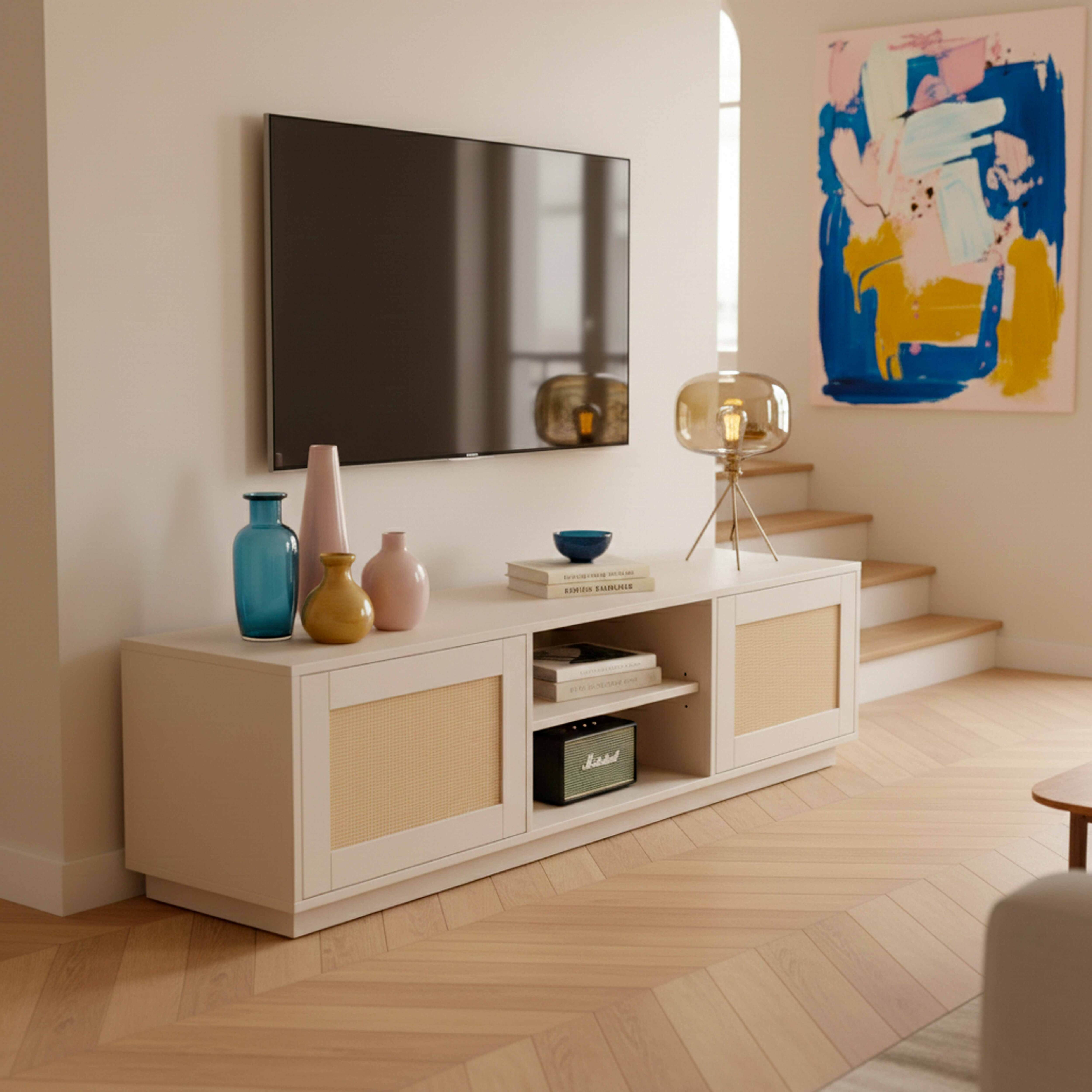 Ein Wohnzimmer mit einem Fernseher, einem Sideboard und einem Gemälde.