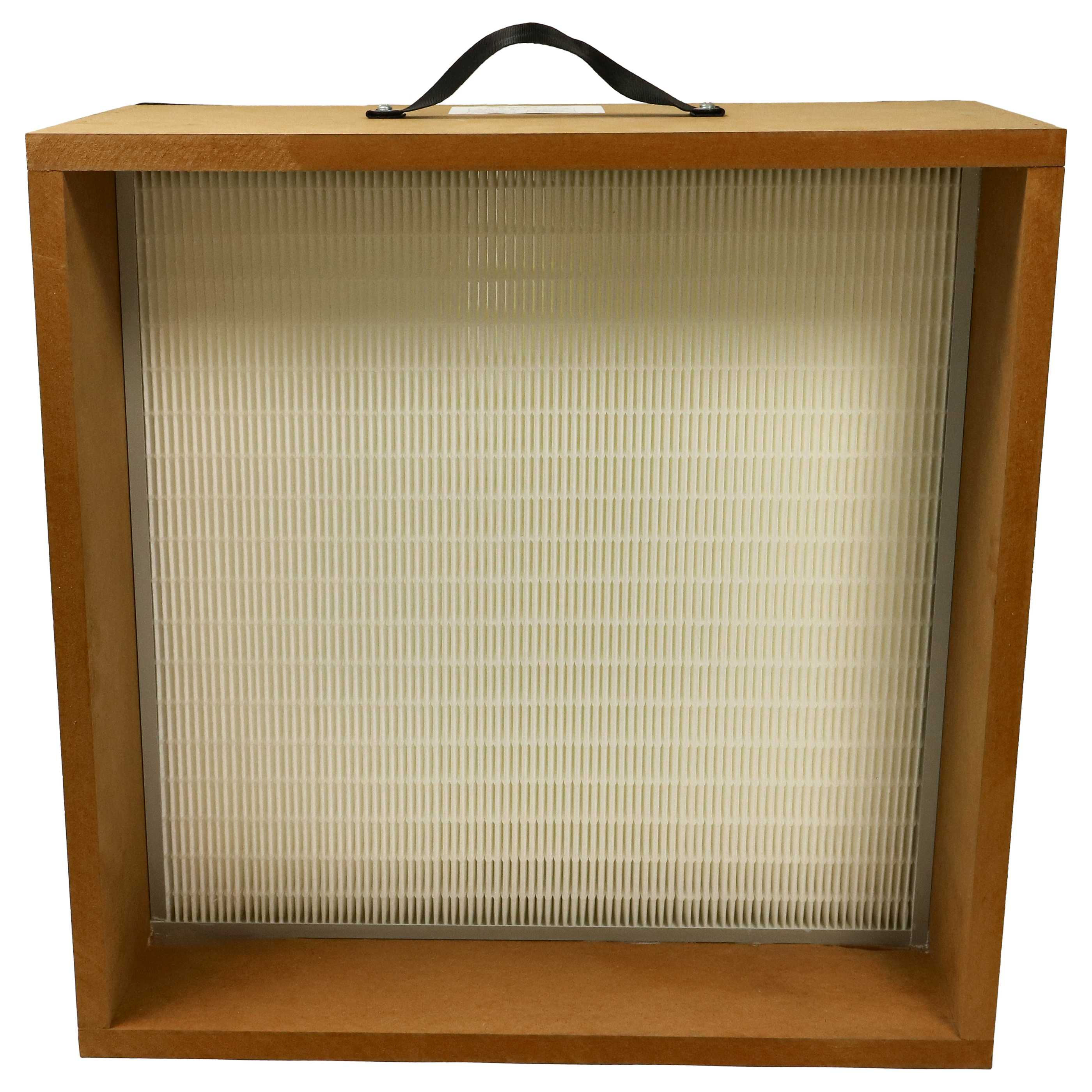 Ein Holzrahmen-Luftfilter mit einem weißen, gefalteten Filtermedium und einem schwarzen Griff.