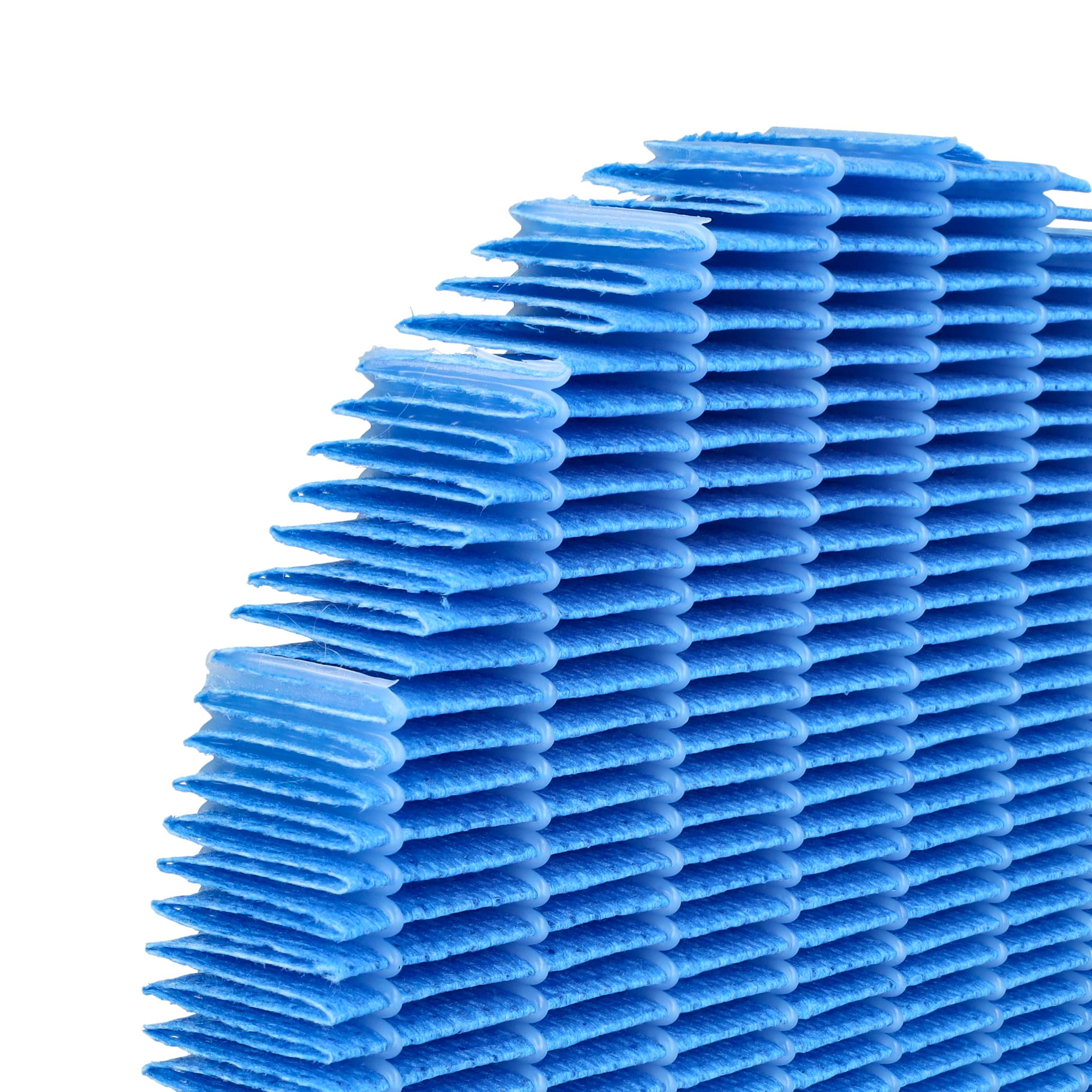 Blauer, gefalteter Filter mit einer weißen Rückseite.