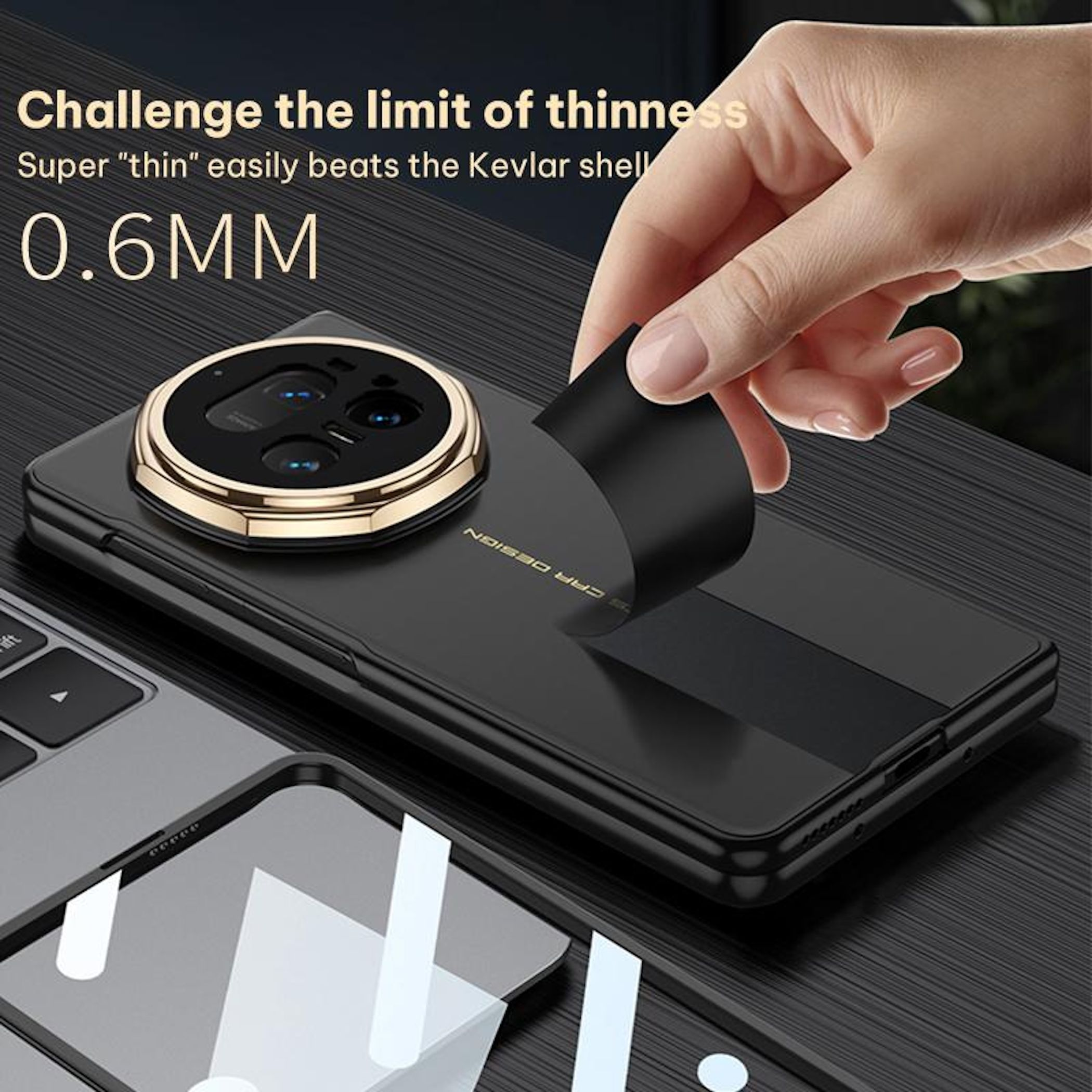 Eine Hand zieht eine schwarze Schutzfolie von einem Smartphone ab.