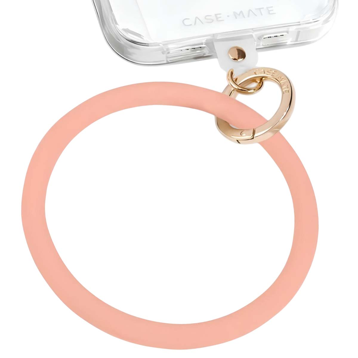 Ein Pfirsichfarbenes Armband mit einem goldenen Ring, der an einer Handyhülle befestigt ist.