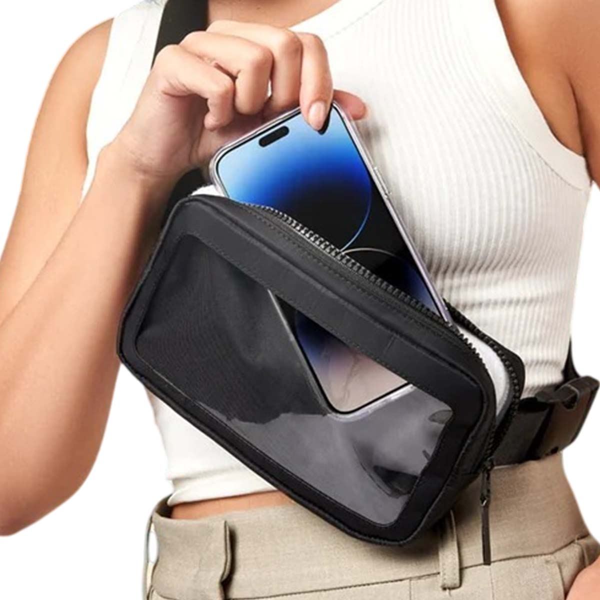 Eine Hand steckt ein Smartphone in eine schwarze Bauchtasche mit durchsichtigem Fenster.