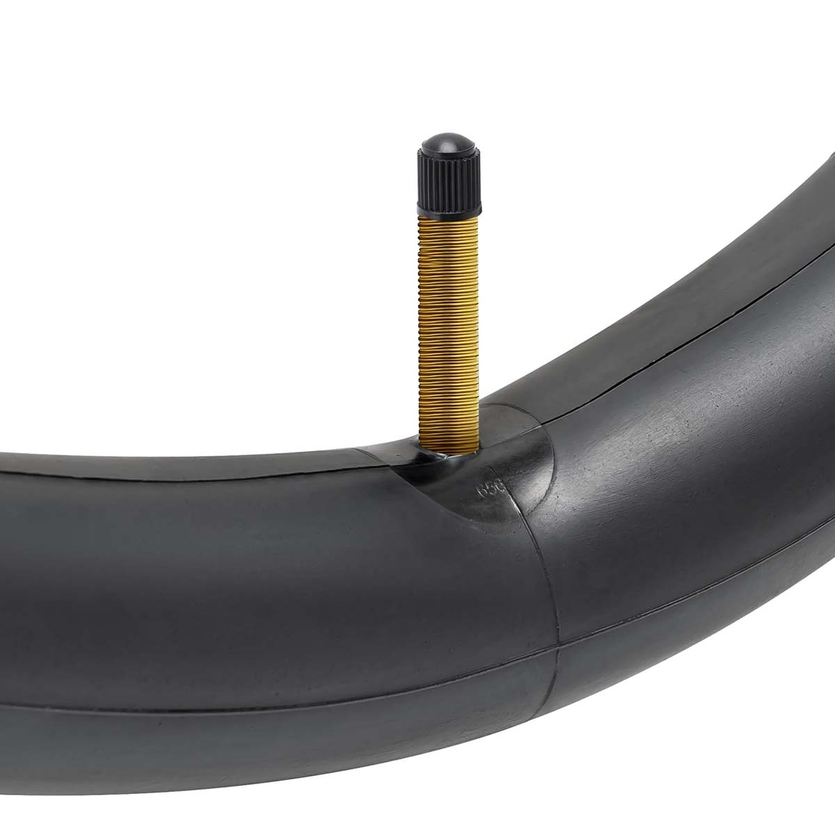 Nahaufnahme eines schwarzen Fahrradschlauchs mit goldfarbenem Ventil.