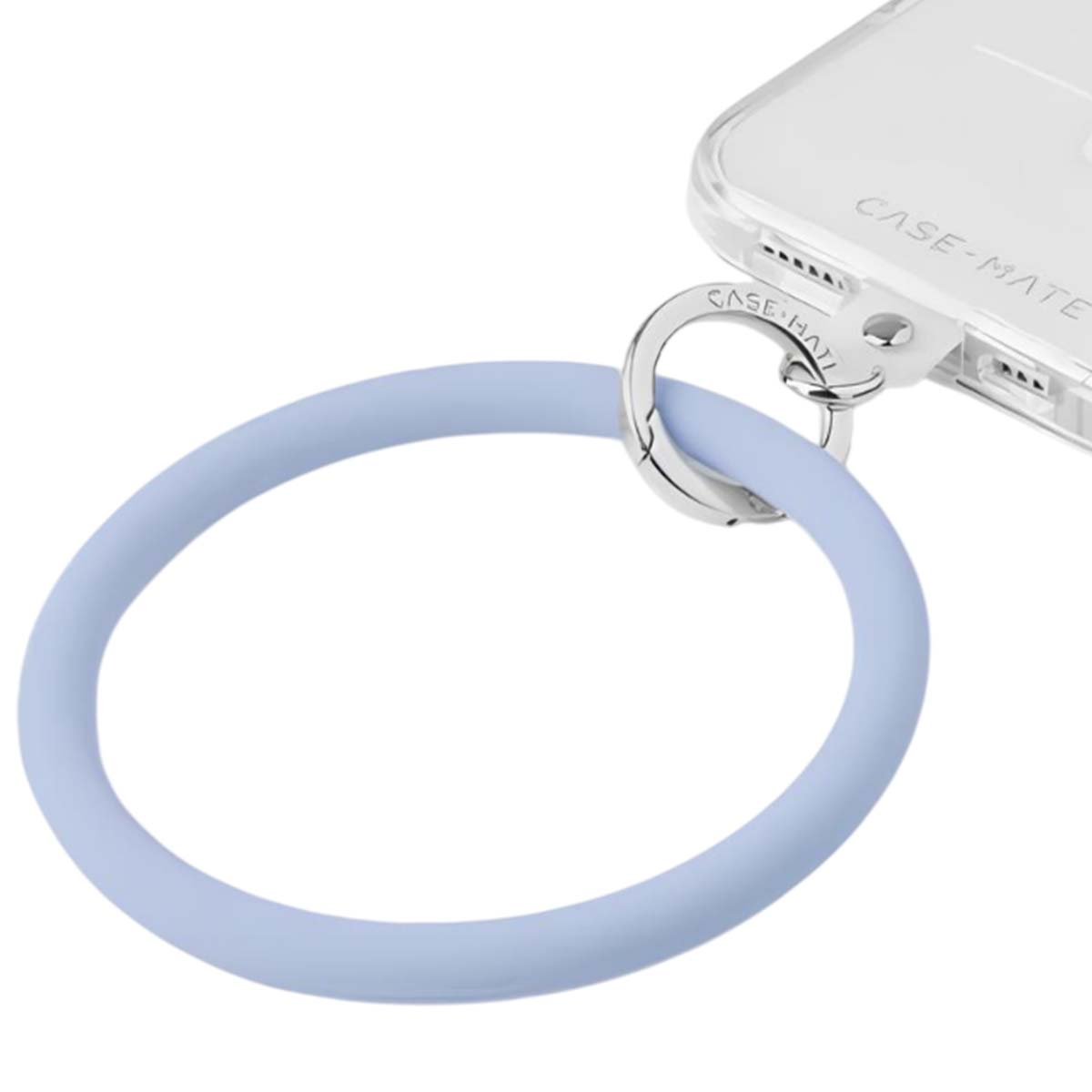 Un anello in silicone blu chiaro con chiusura argentata attaccato a una custodia per telefono.