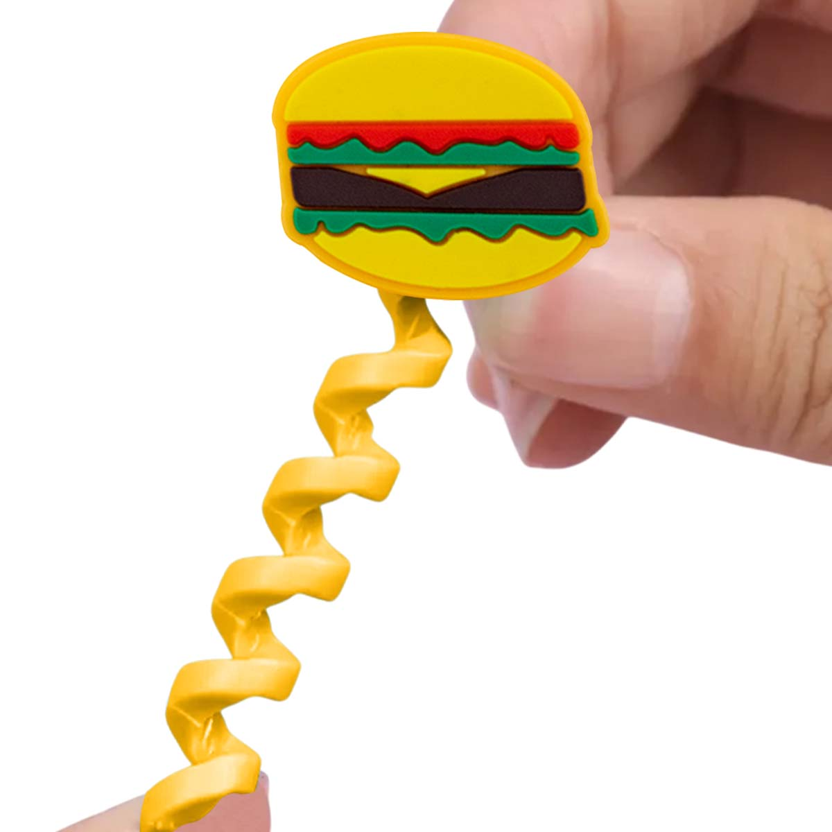 Una mano tiene un ciondolo a forma di hamburger giallo con cavo a spirale.