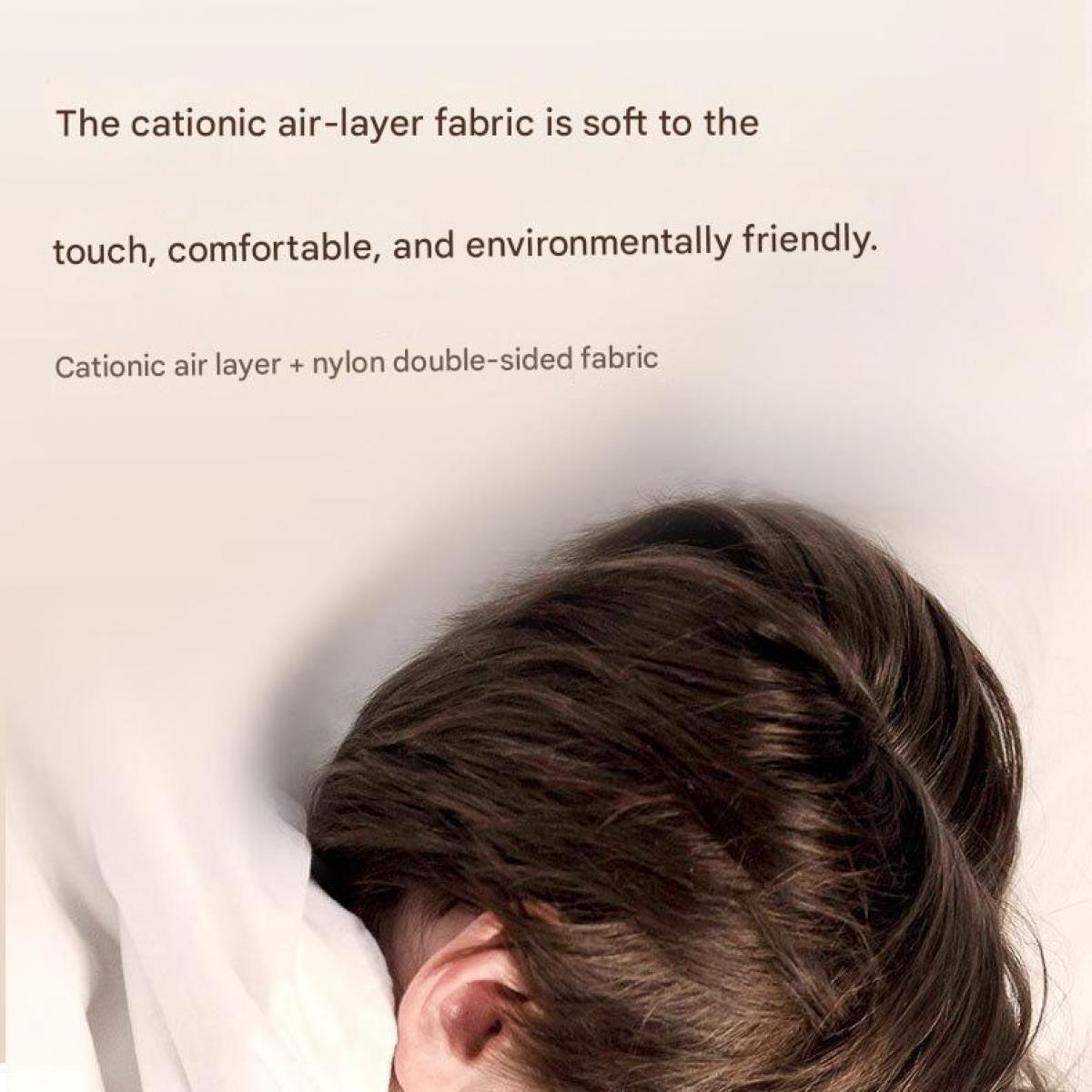 Dunkle Haare und ein Ohr bedeckt von weißem Stoff, mit Text.