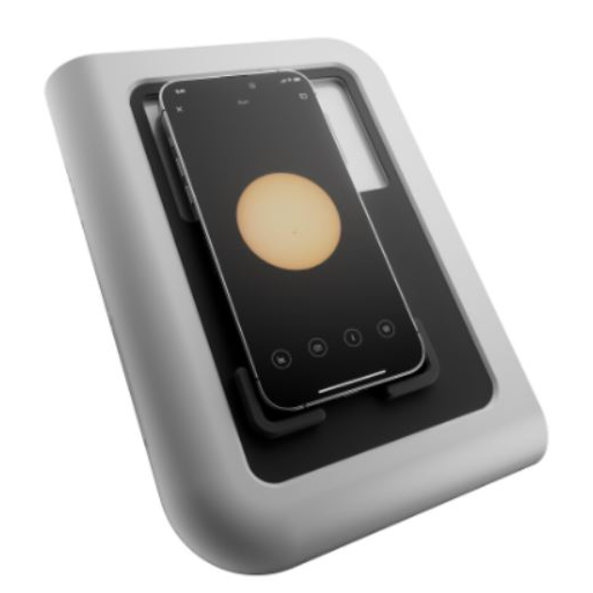 Uno smartphone con un sole sullo schermo in un supporto su sfondo bianco.