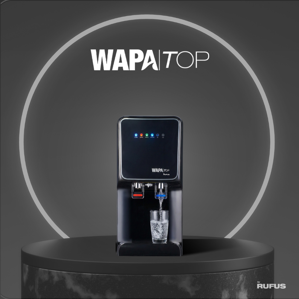 Un dispensador de agua negro llena un vaso con agua.