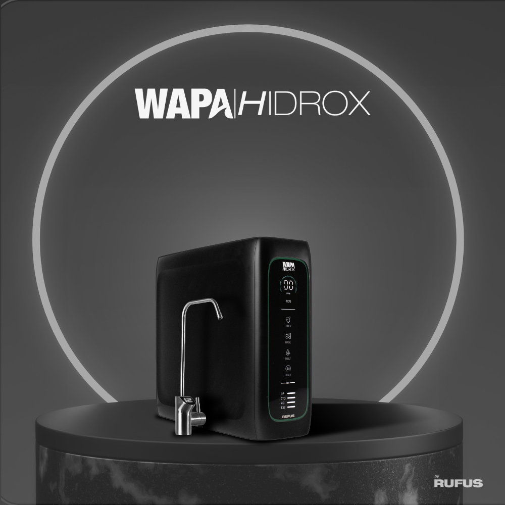 Filtro de agua negro con grifo plateado en escenario oscuro. Logo WAPA HIDROX.