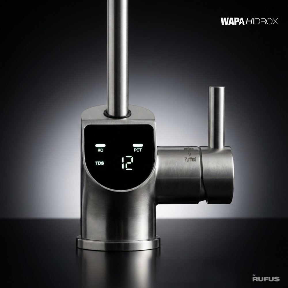 Grifo plateado moderno con pantalla digital que muestra RO, TDS y PCT.