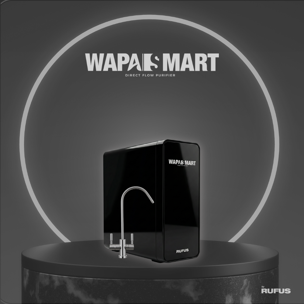 Purificador de agua negro con grifo en pedestal oscuro, logo WAPAS MART arriba.