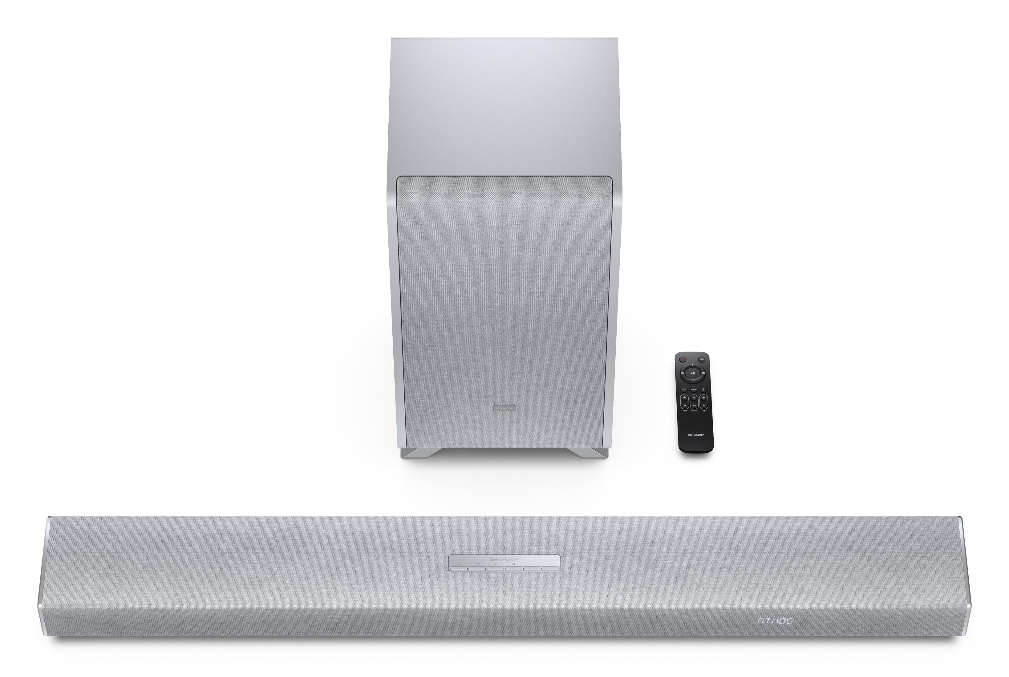 Silberner Subwoofer, Soundbar und Fernbedienung auf weißem Hintergrund.
