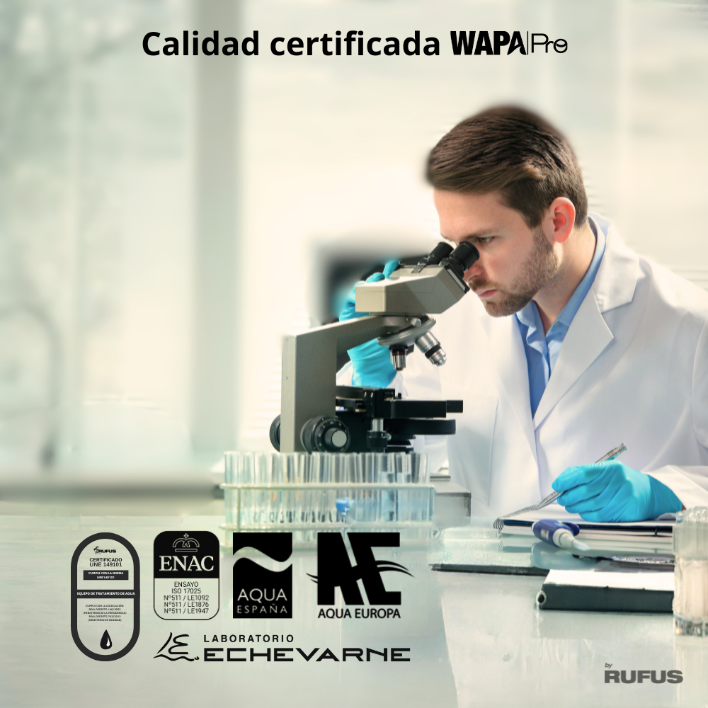 Hombre en bata de laboratorio usa microscopio, logos de certificación abajo.