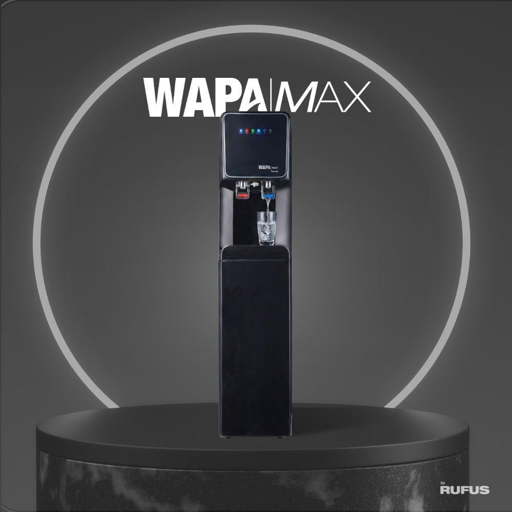 Un dispensador de agua negro WAPAMAX se alza sobre un pedestal.