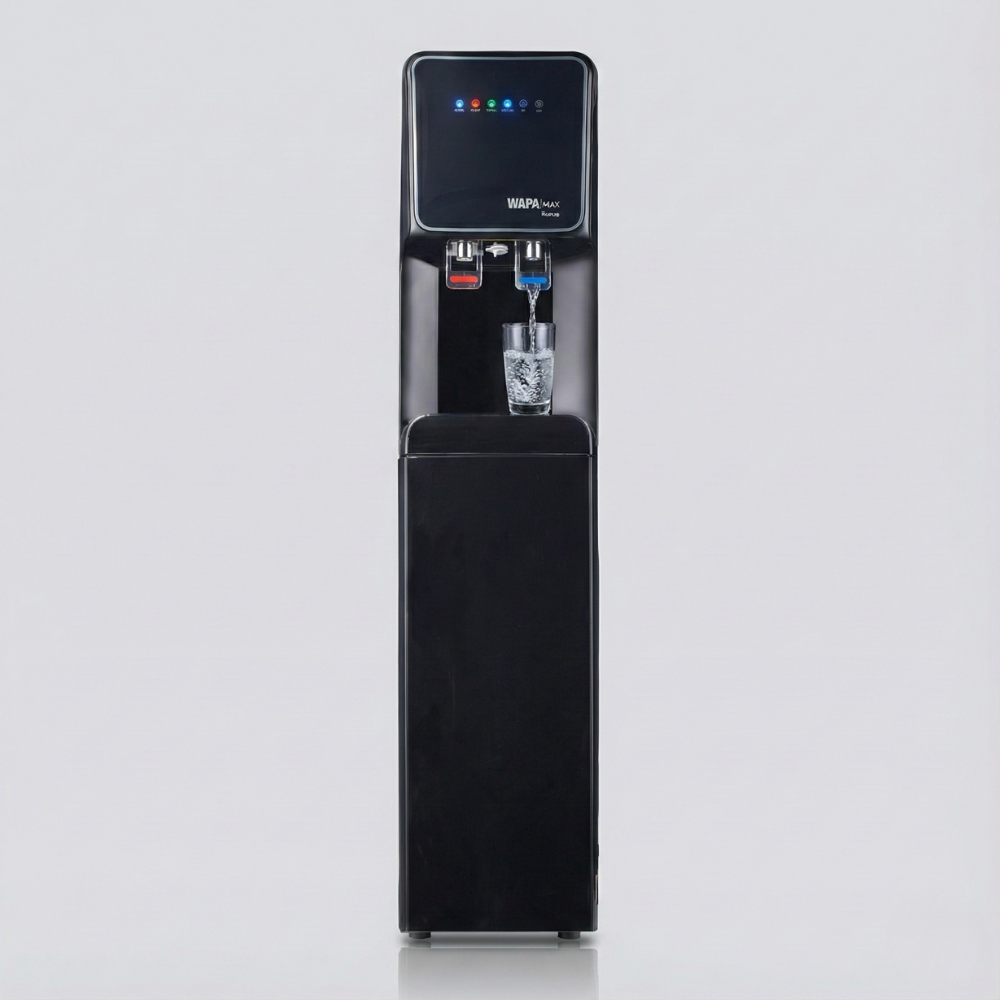 Dispensador de agua negro con logo WAPA MAX, agua llenando un vaso.