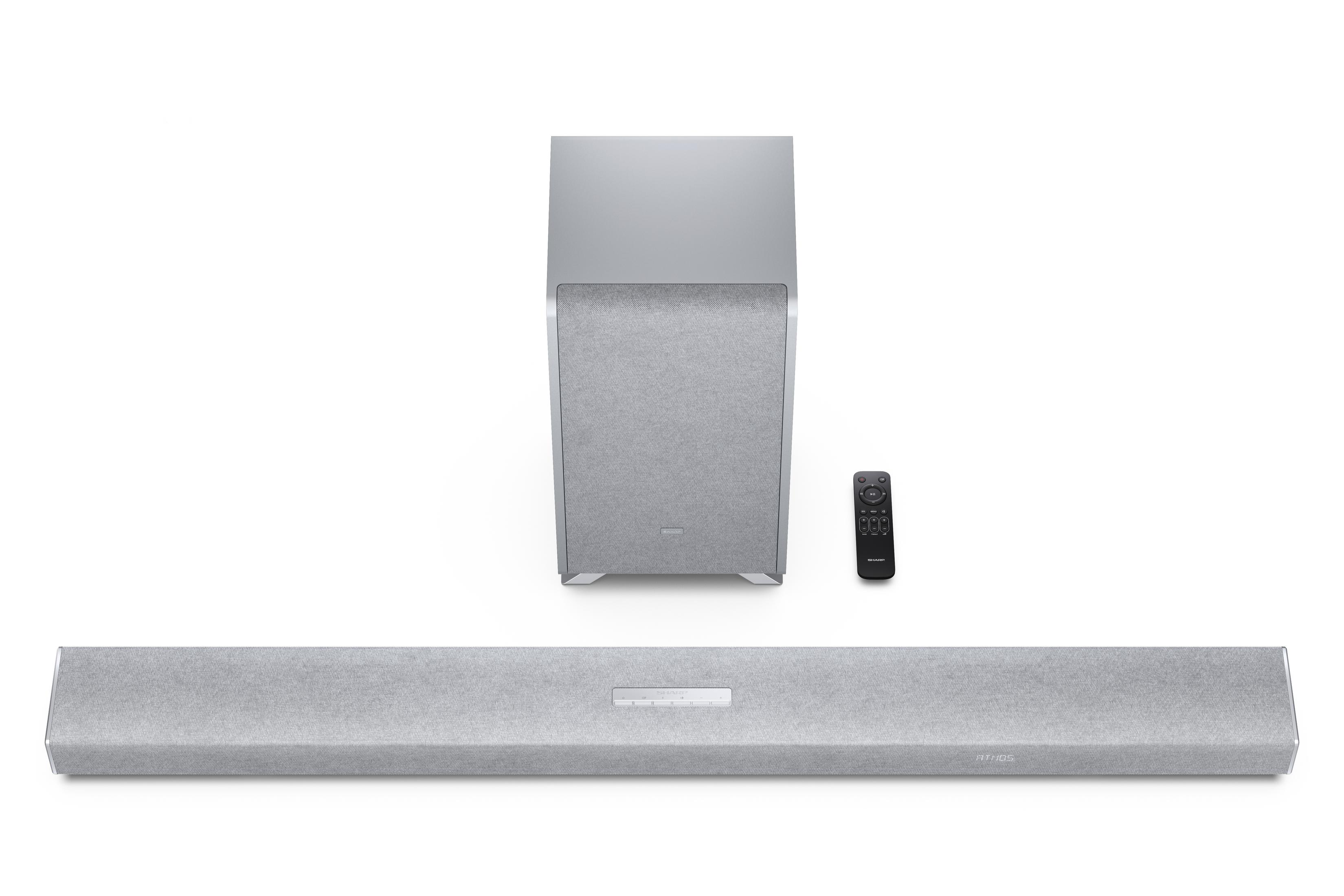 Ein silberner Subwoofer, eine Soundbar und eine Fernbedienung auf weißem Hintergrund.