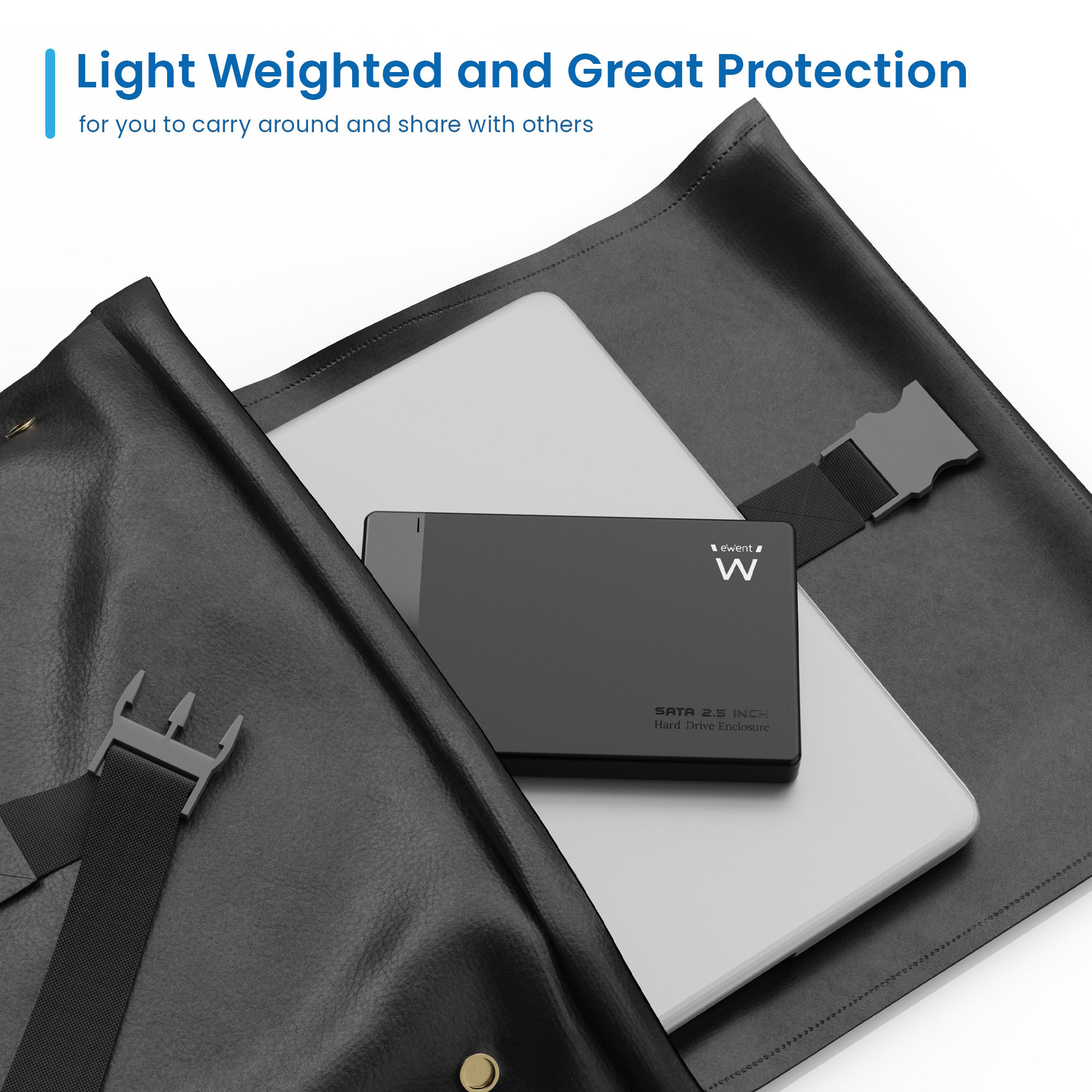 Contenitore per hard disk nero su un laptop dentro una borsa nera.